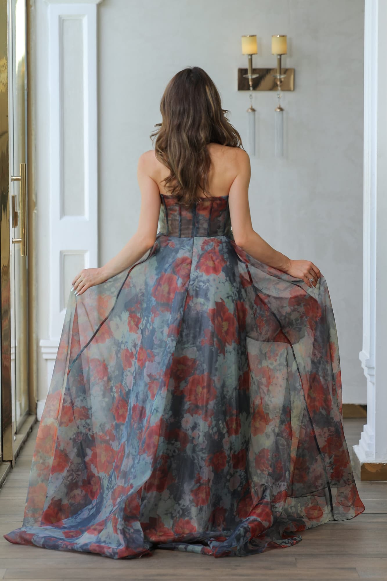 فستان سهرة رمادي بقصه كشكش بطبعات ورد