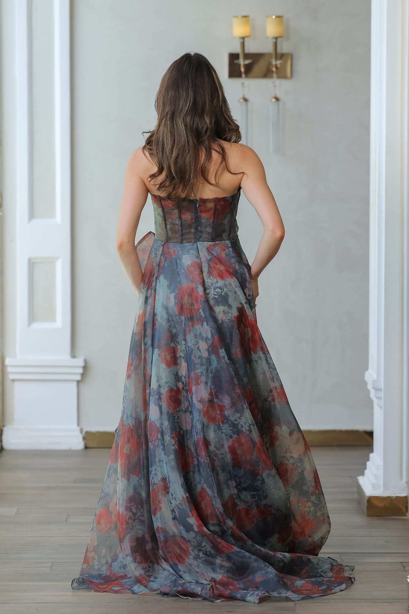 فستان سهرة رمادي بقصه كشكش بطبعات ورد