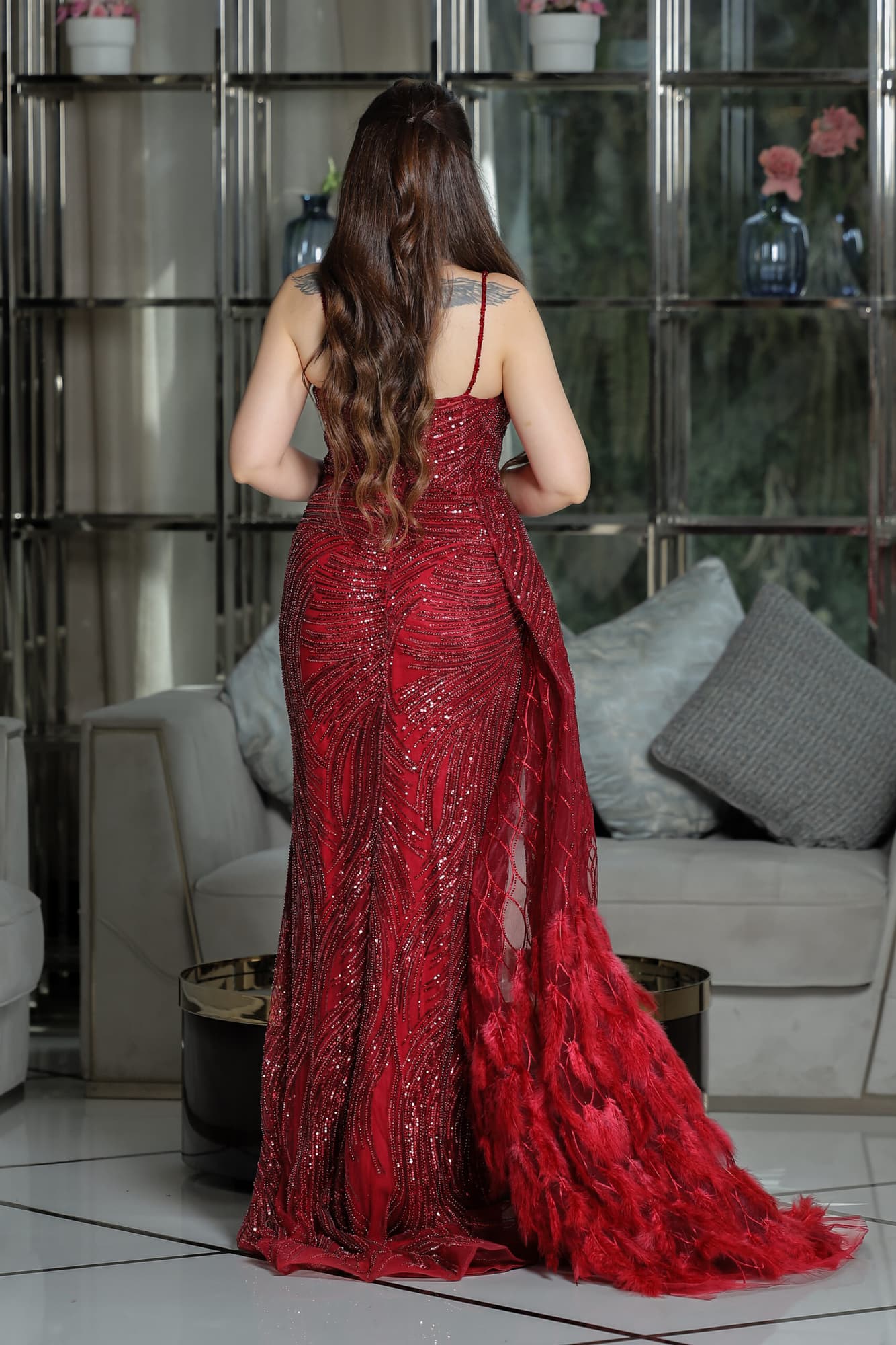 فستان سهرة بدون اكمام احمر بتصميم ريش من الجنب