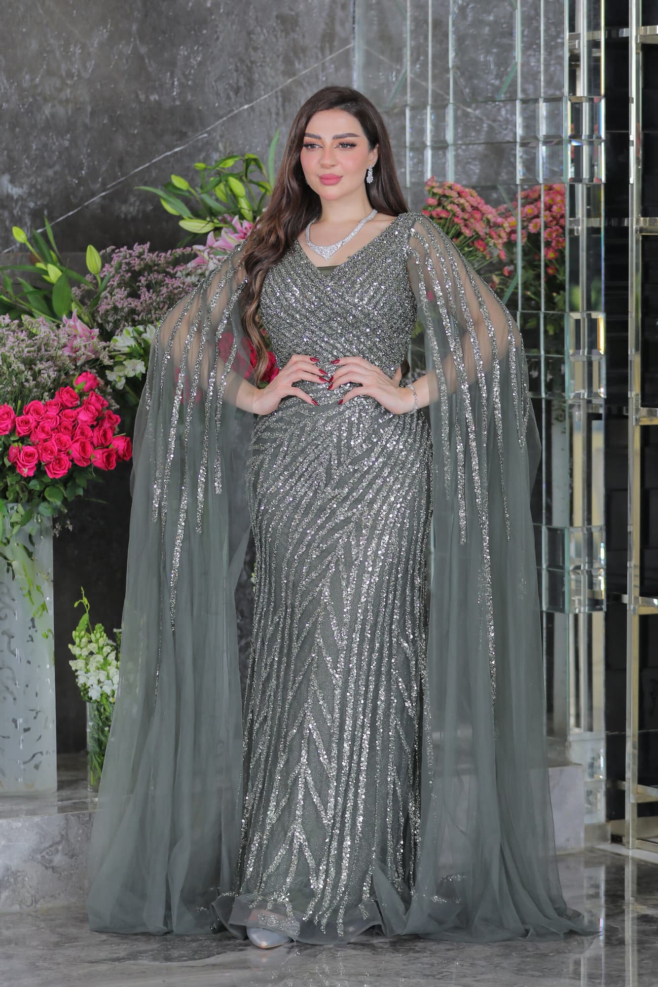 فستان سهره منقوش بالترتر المشجر صمم باكمام كيب طويله