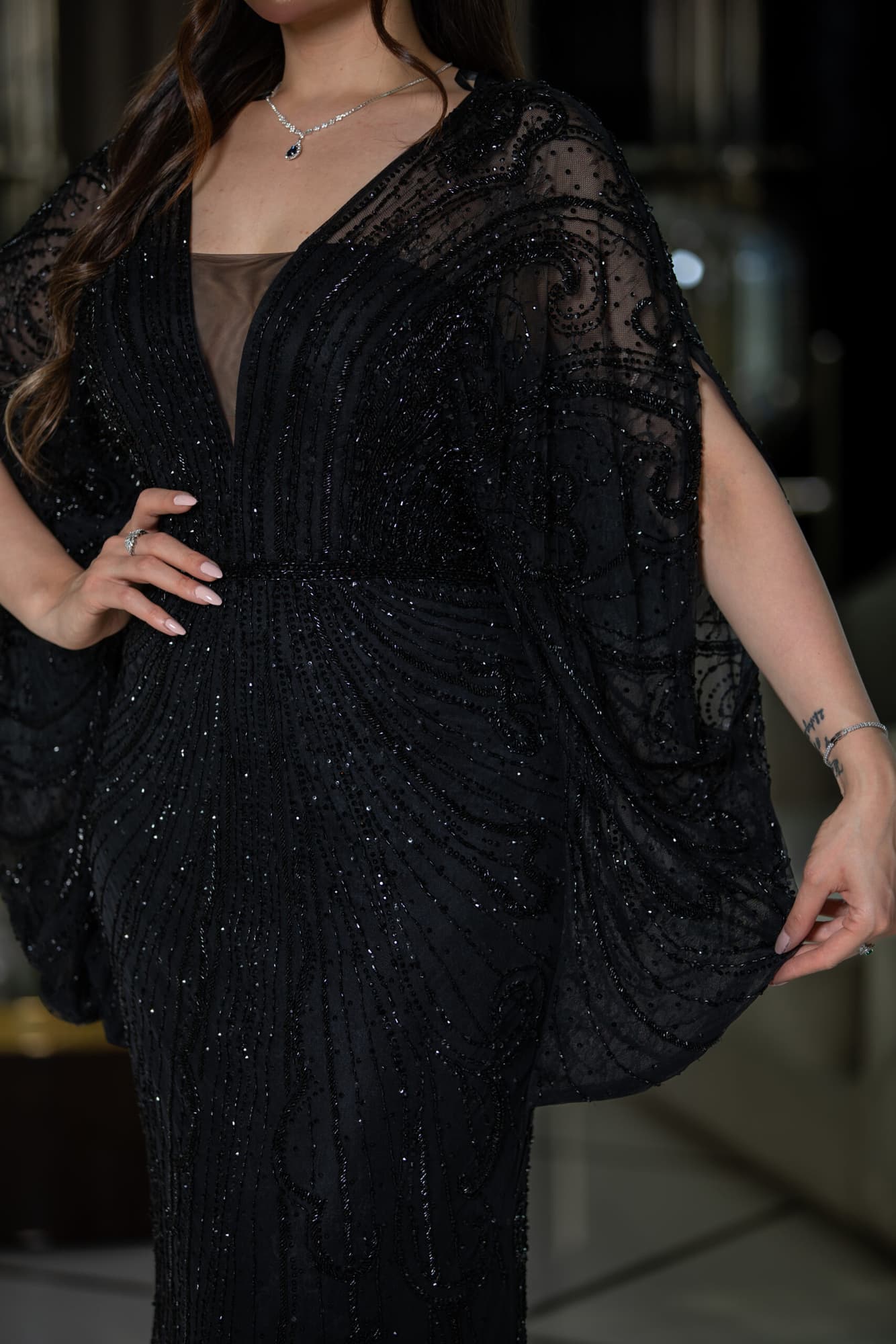 فستان طويل بفتحه ساق صمم باكمام واسعة منبسطة اسود