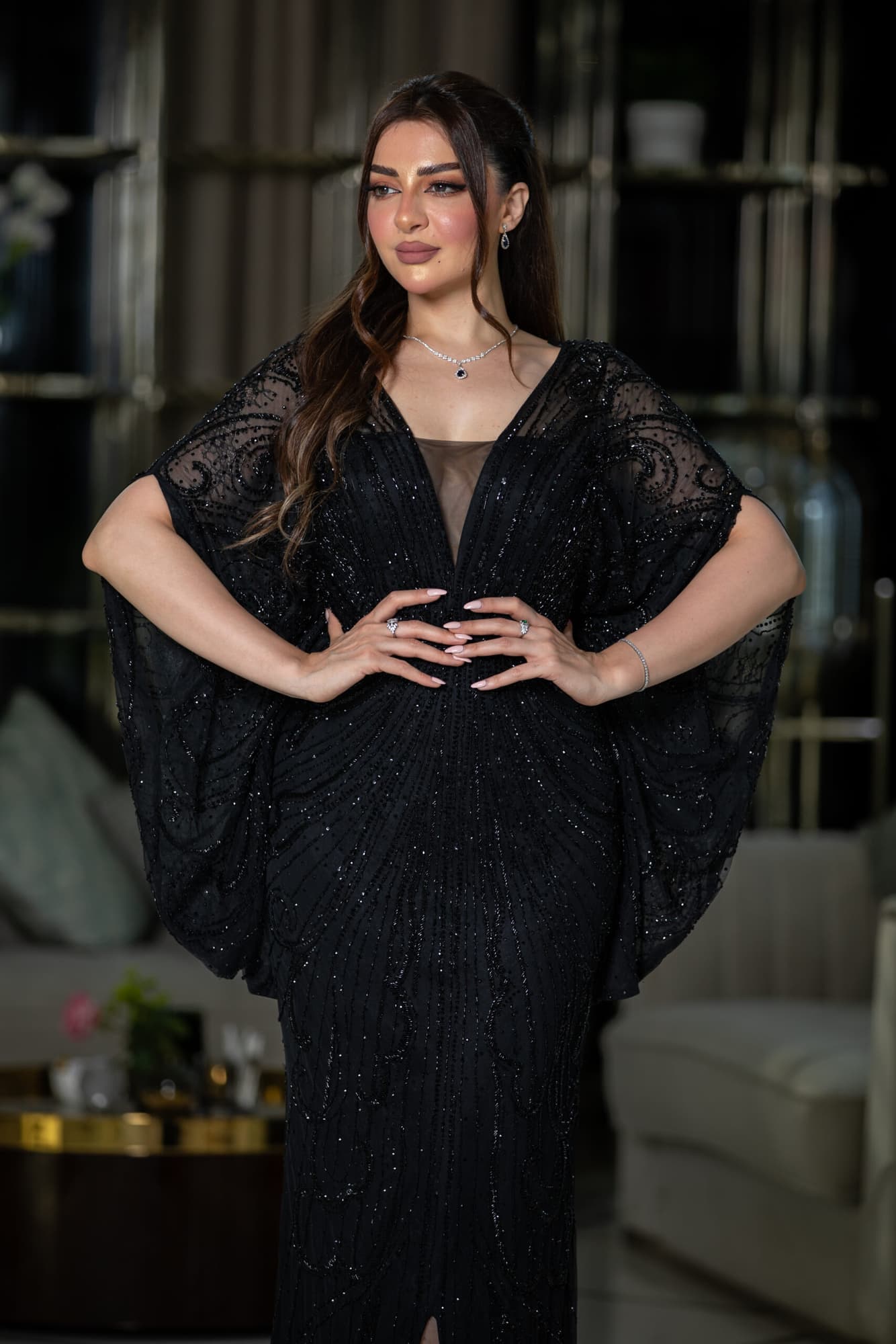 فستان طويل بفتحه ساق صمم باكمام واسعة منبسطة