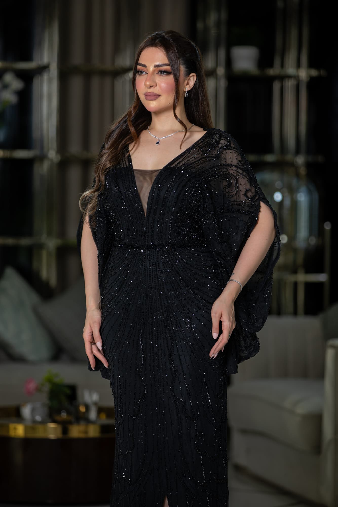 فستان طويل بفتحه ساق صمم باكمام واسعة منبسطة