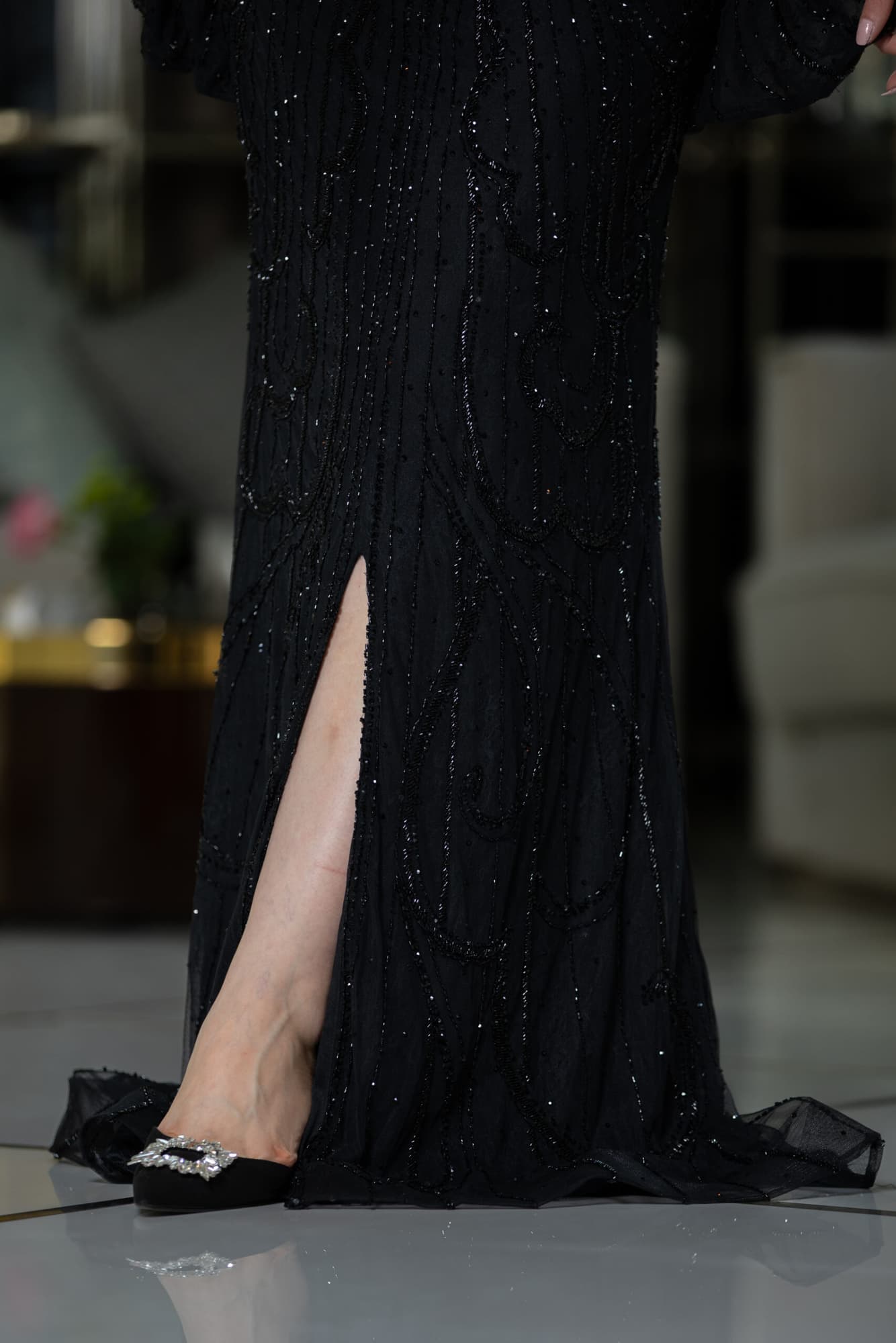 فستان طويل بفتحه ساق صمم باكمام واسعة منبسطة