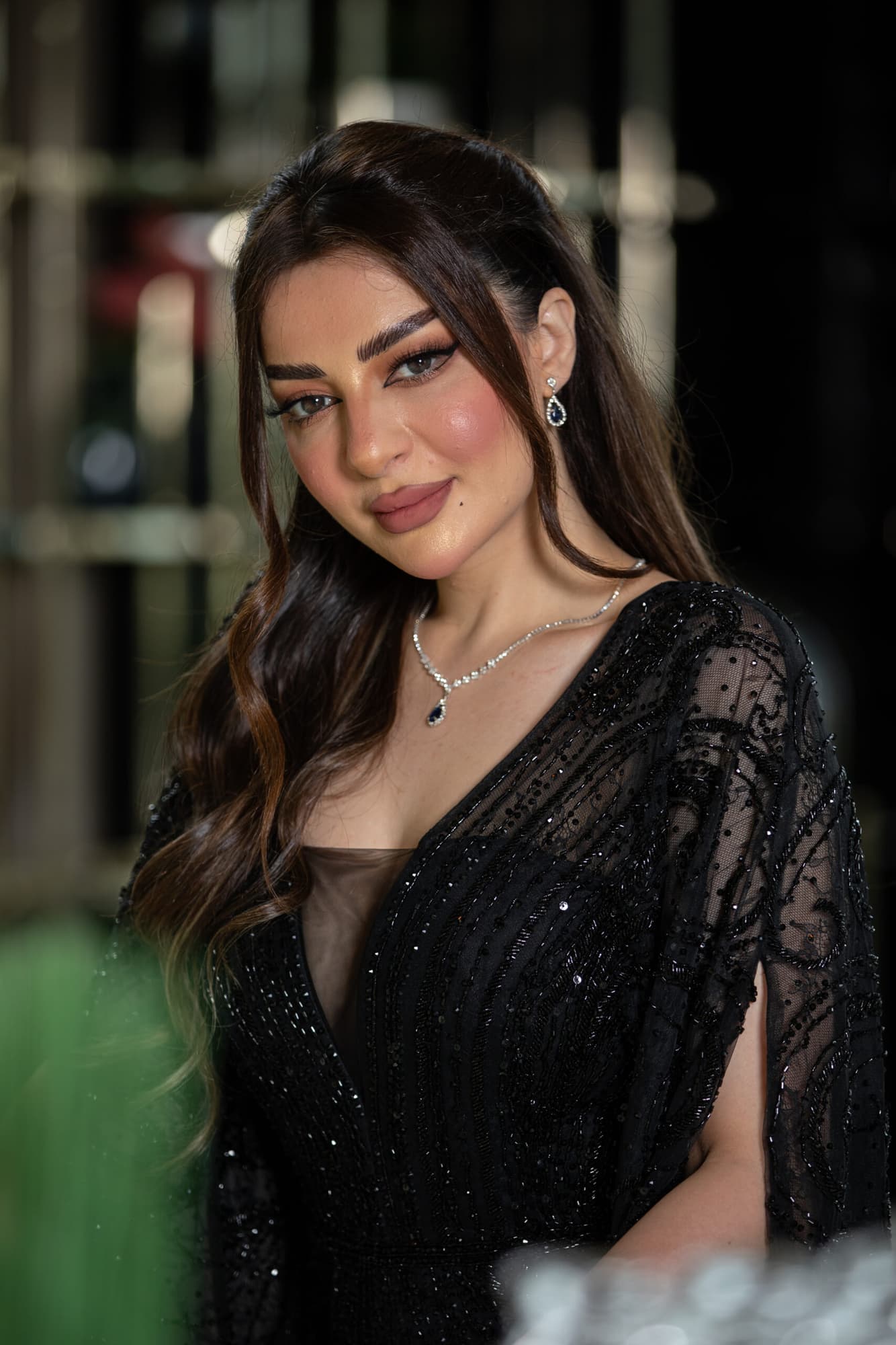 فستان طويل بفتحه ساق صمم باكمام واسعة منبسطة