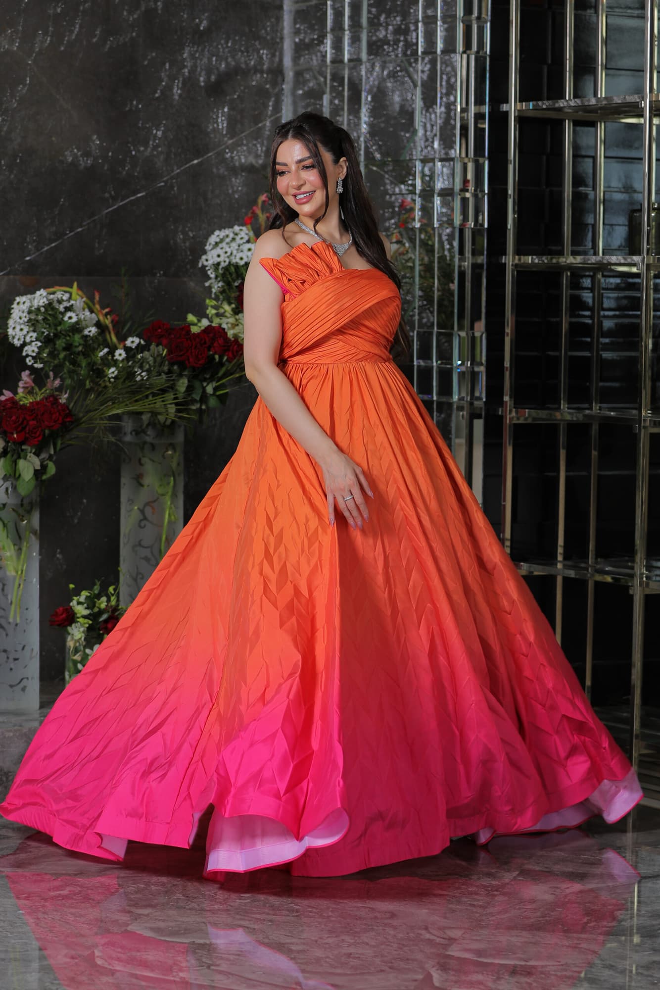 فستان سهرة بالوان متدرجة صمم بكسرات انيقة