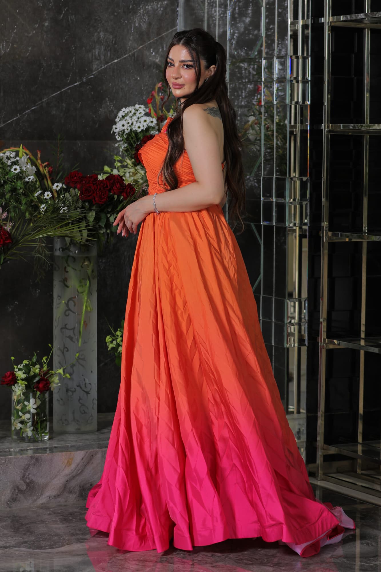 فستان سهرة بالوان متدرجة صمم بكسرات انيقة