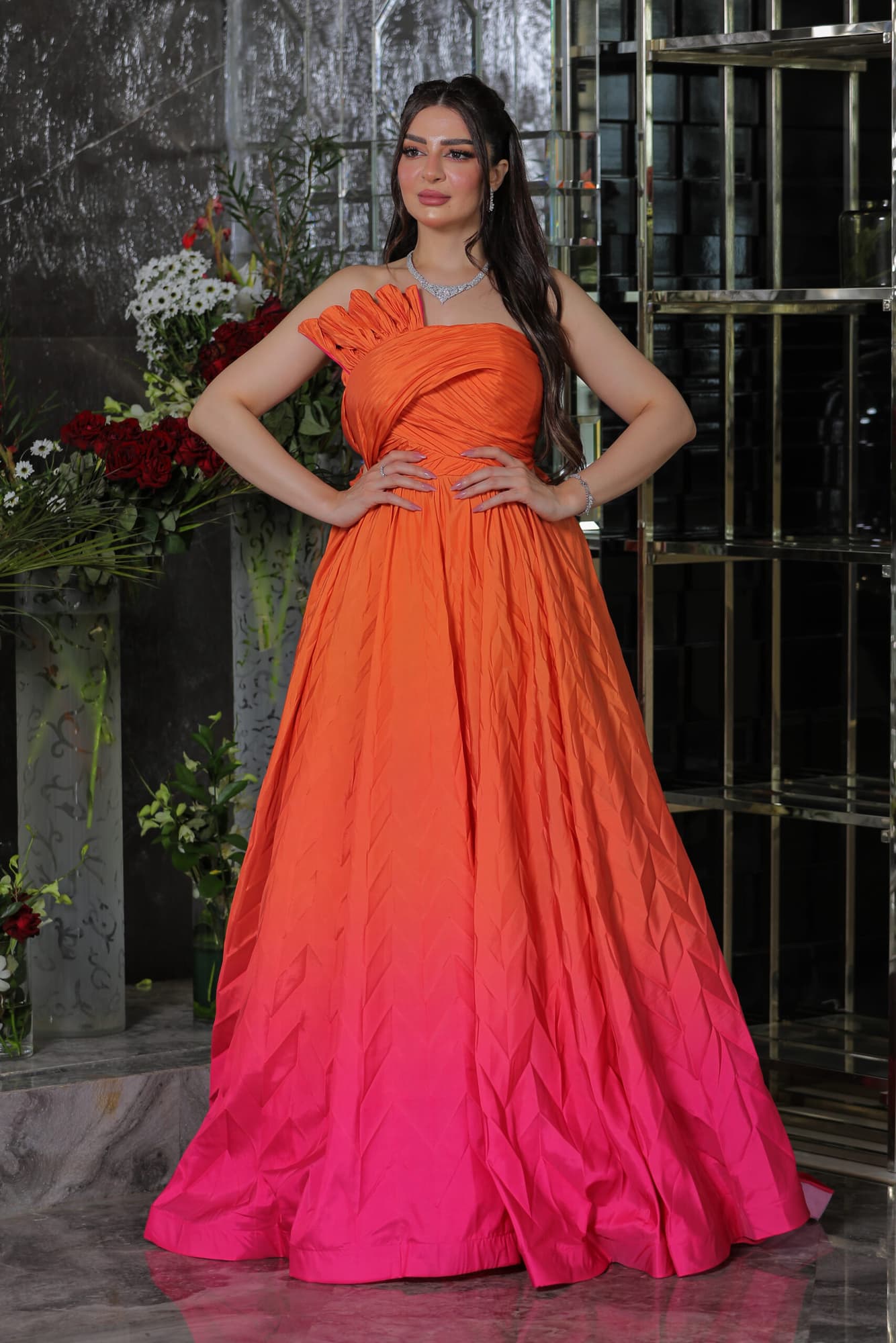 فستان سهرة بالوان متدرجة صمم بكسرات انيقة