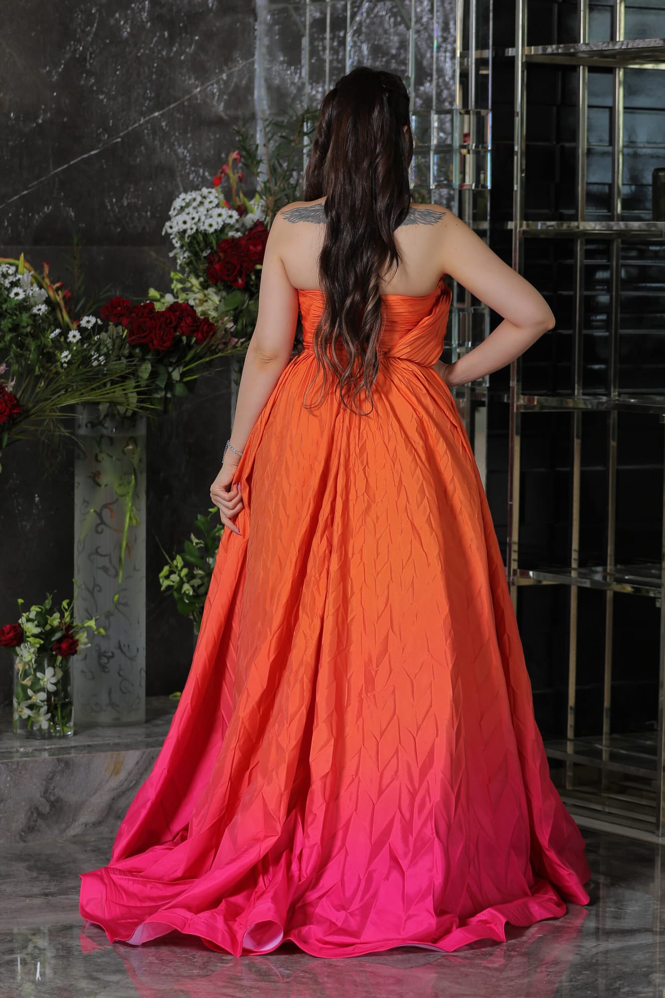 فستان سهرة بالوان متدرجة صمم بكسرات انيقة