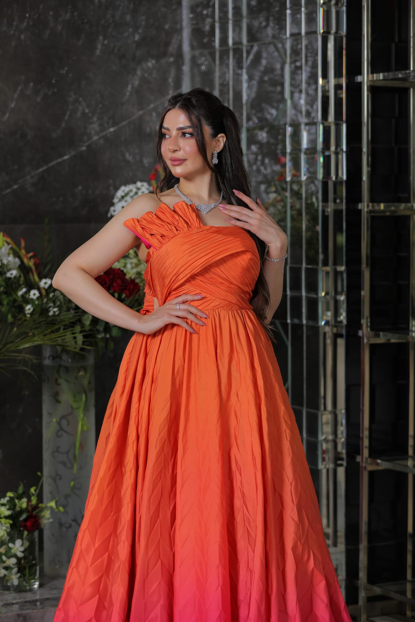 فستان سهرة بالوان متدرجة صمم بكسرات انيقة