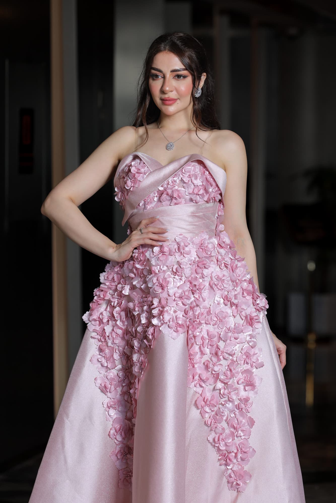 فستان سهره بقصة صدر توب مزين بالورود وردي فاتح