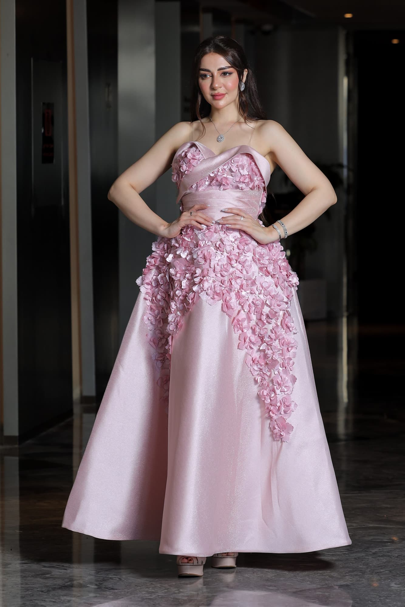 فستان سهره بقصة صدر توب مزين بالورود