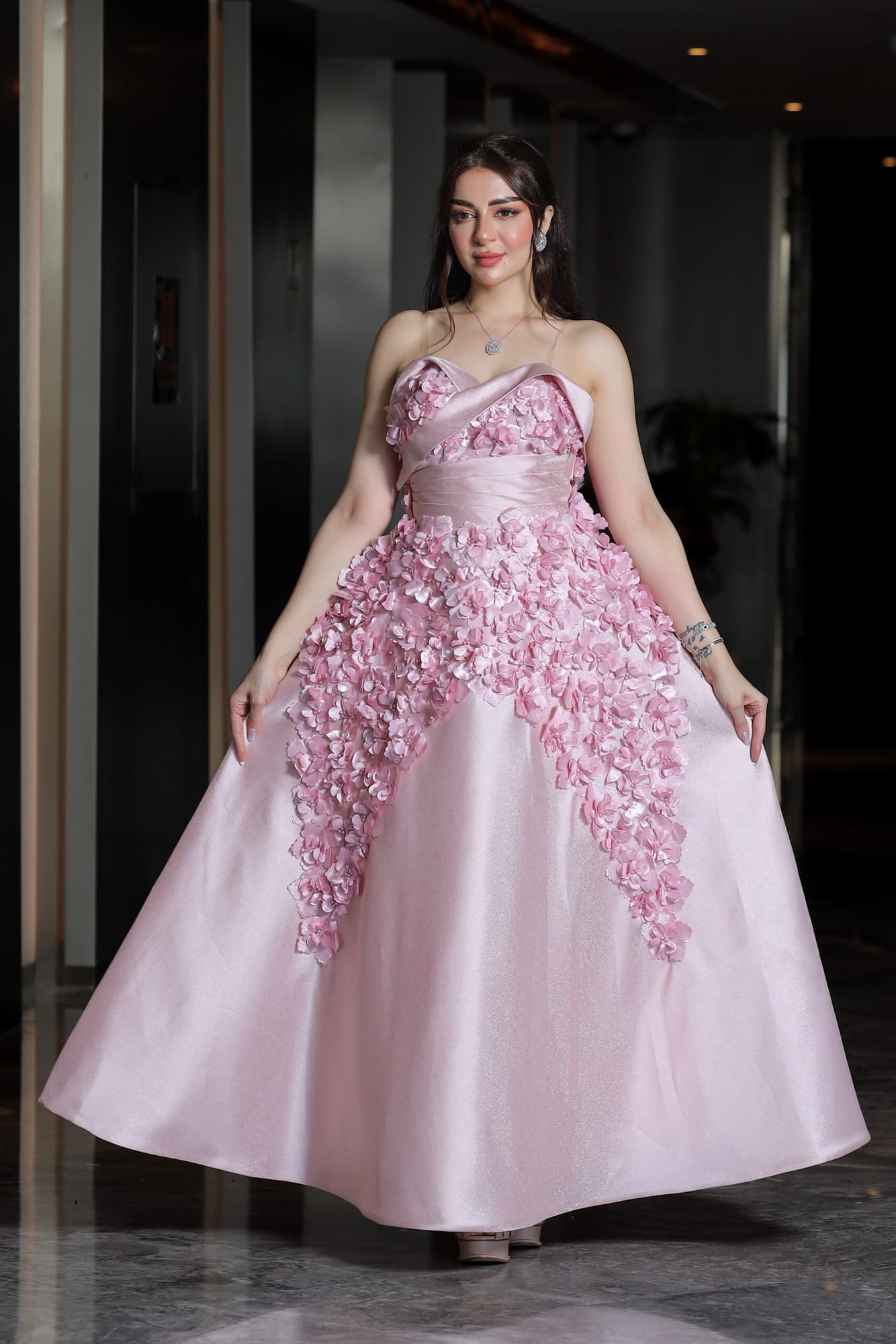 فستان سهره بقصة صدر توب مزين بالورود