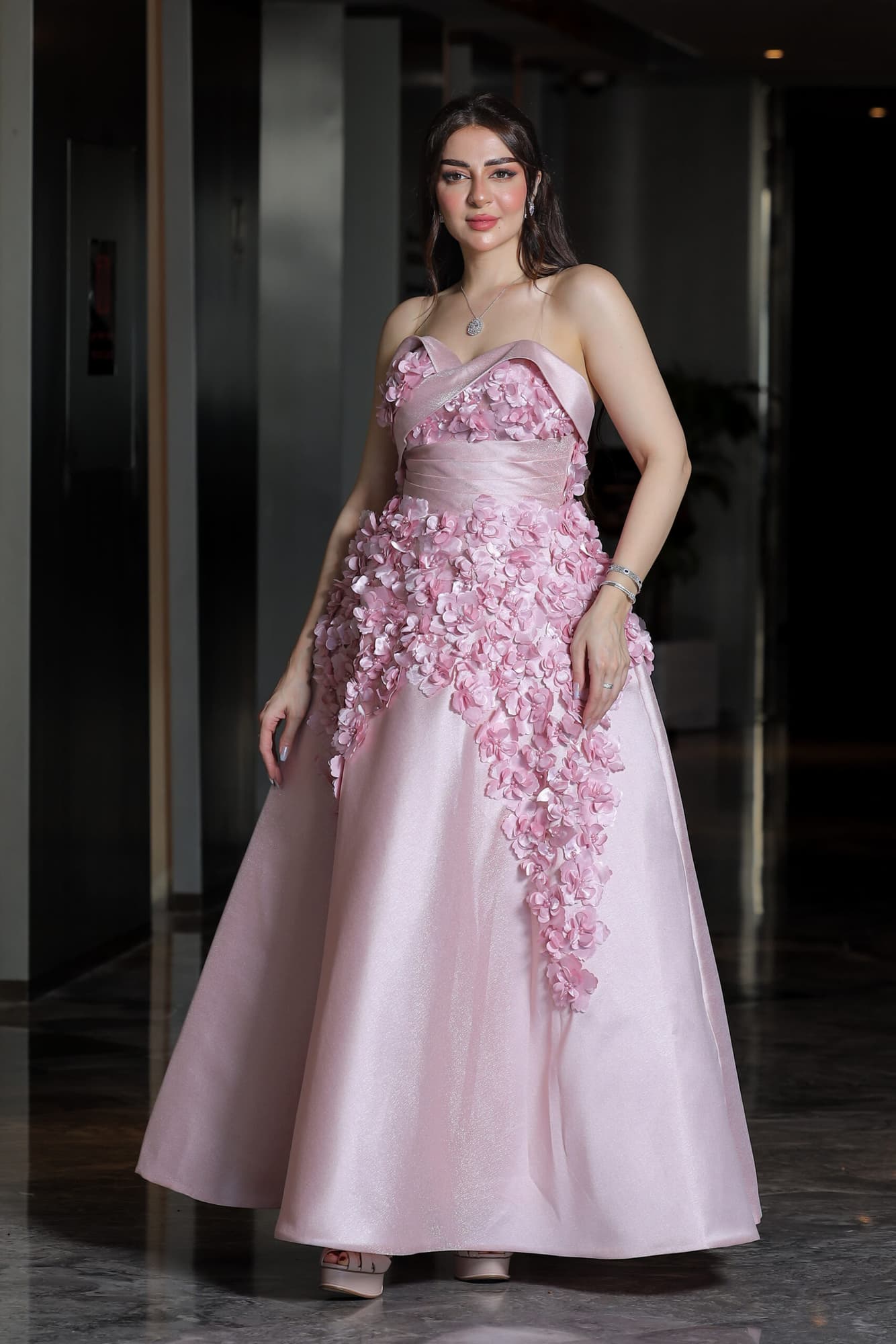 فستان سهره بقصة صدر توب مزين بالورود