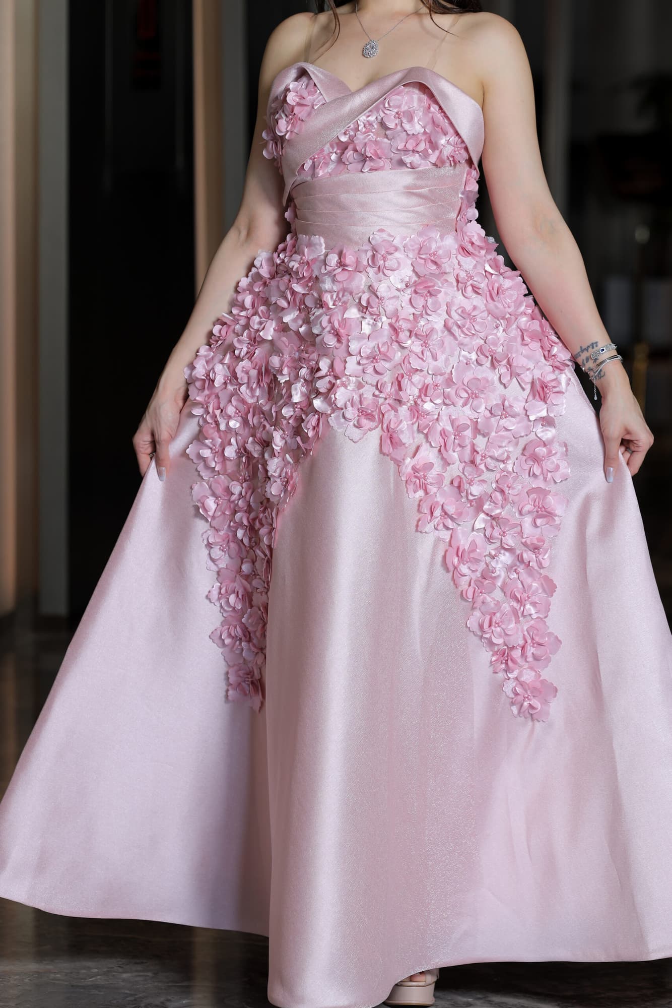 فستان سهره بقصة صدر توب مزين بالورود