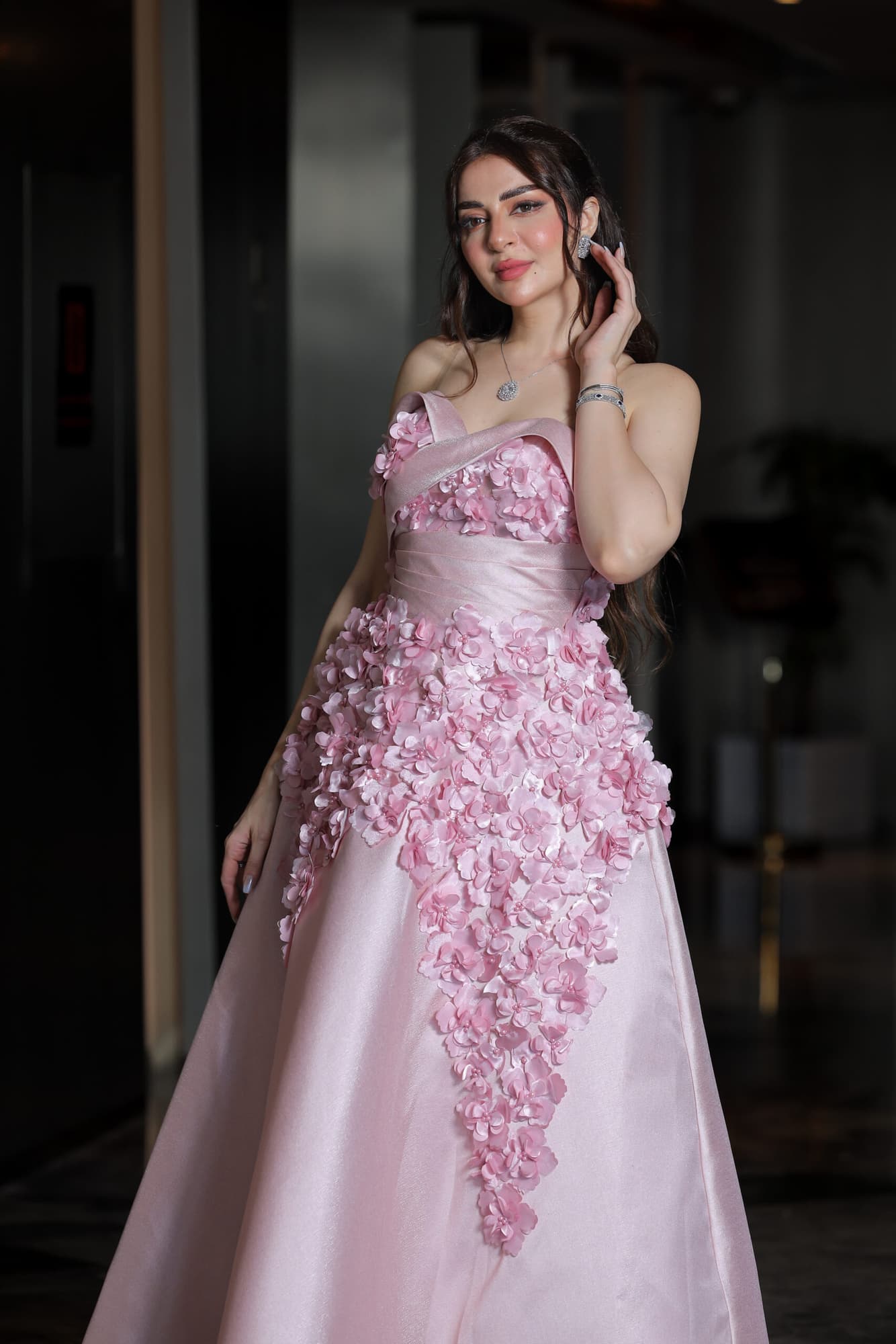 فستان سهره بقصة صدر توب مزين بالورود