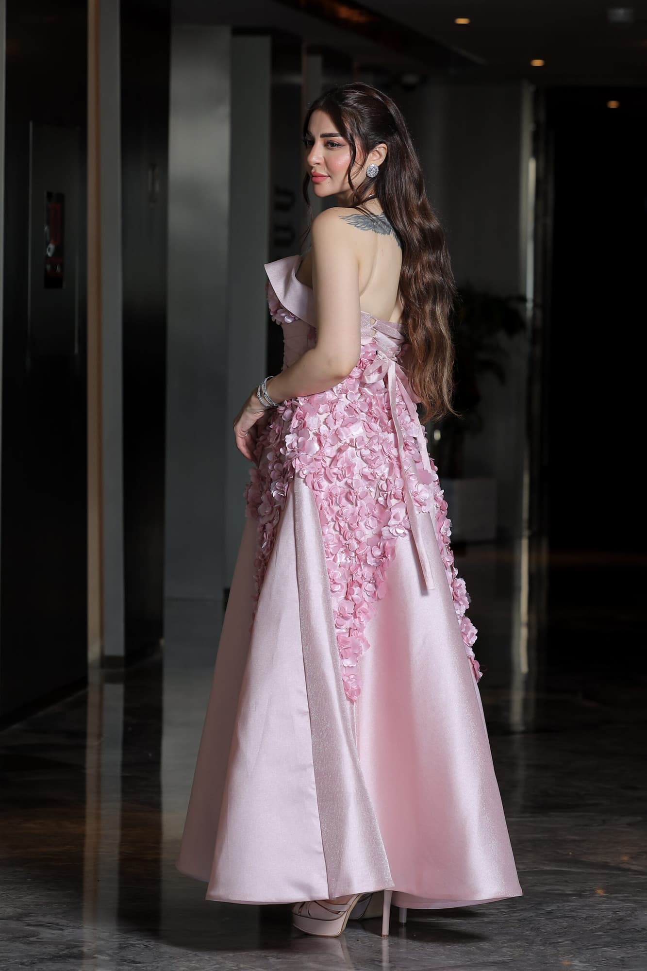 فستان سهره بقصة صدر توب مزين بالورود