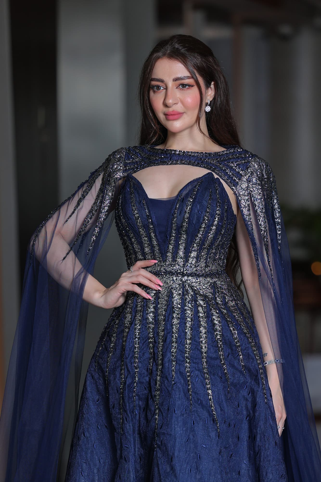 فستان سهره توب بديزاين لامع واكمام منسدله كحلي