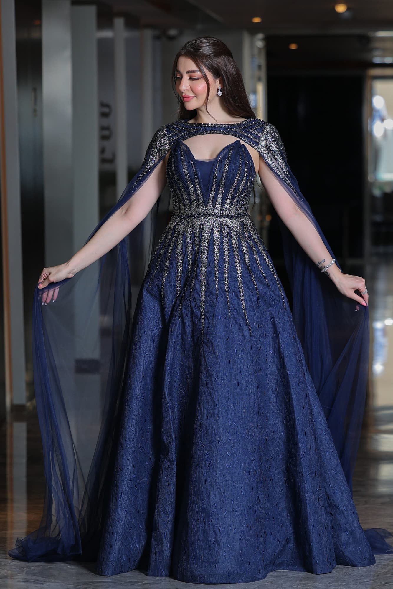 فستان سهره توب بديزاين لامع واكمام منسدله