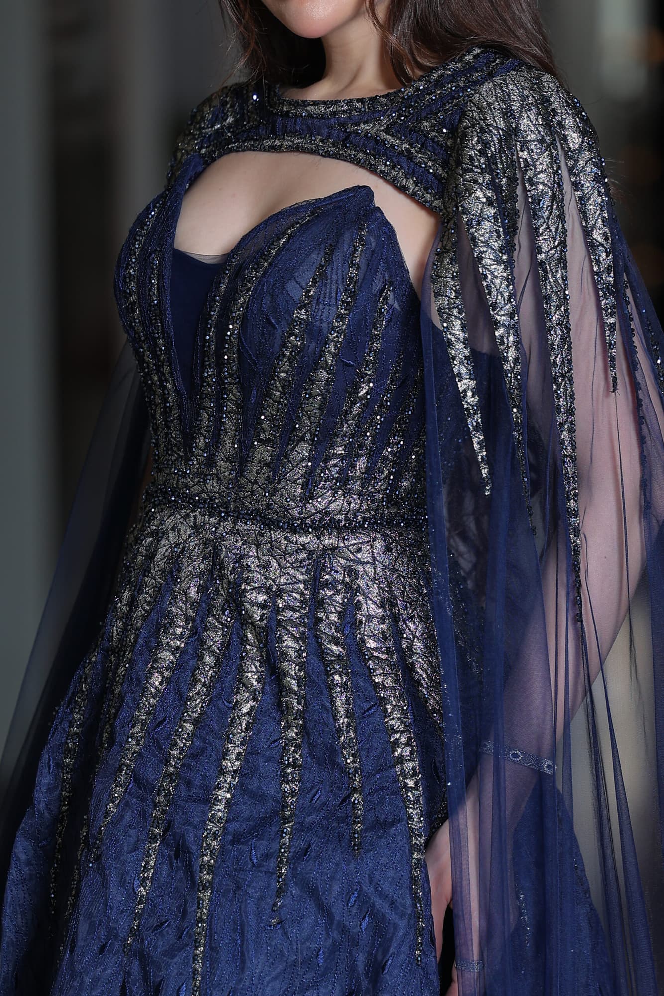 فستان سهره توب بديزاين لامع واكمام منسدله