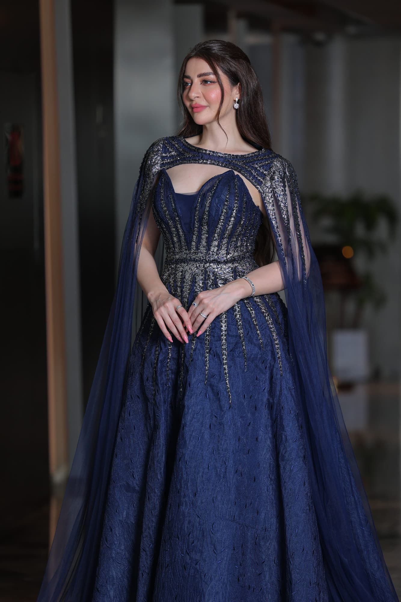 فستان سهره توب بديزاين لامع واكمام منسدله