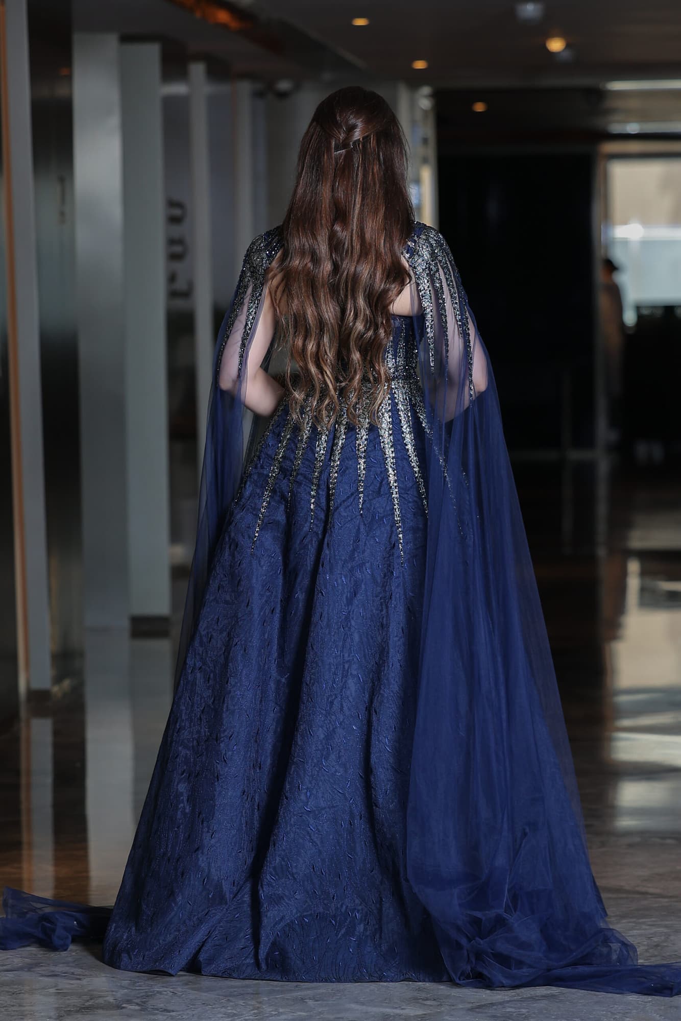 فستان سهره توب بديزاين لامع واكمام منسدله