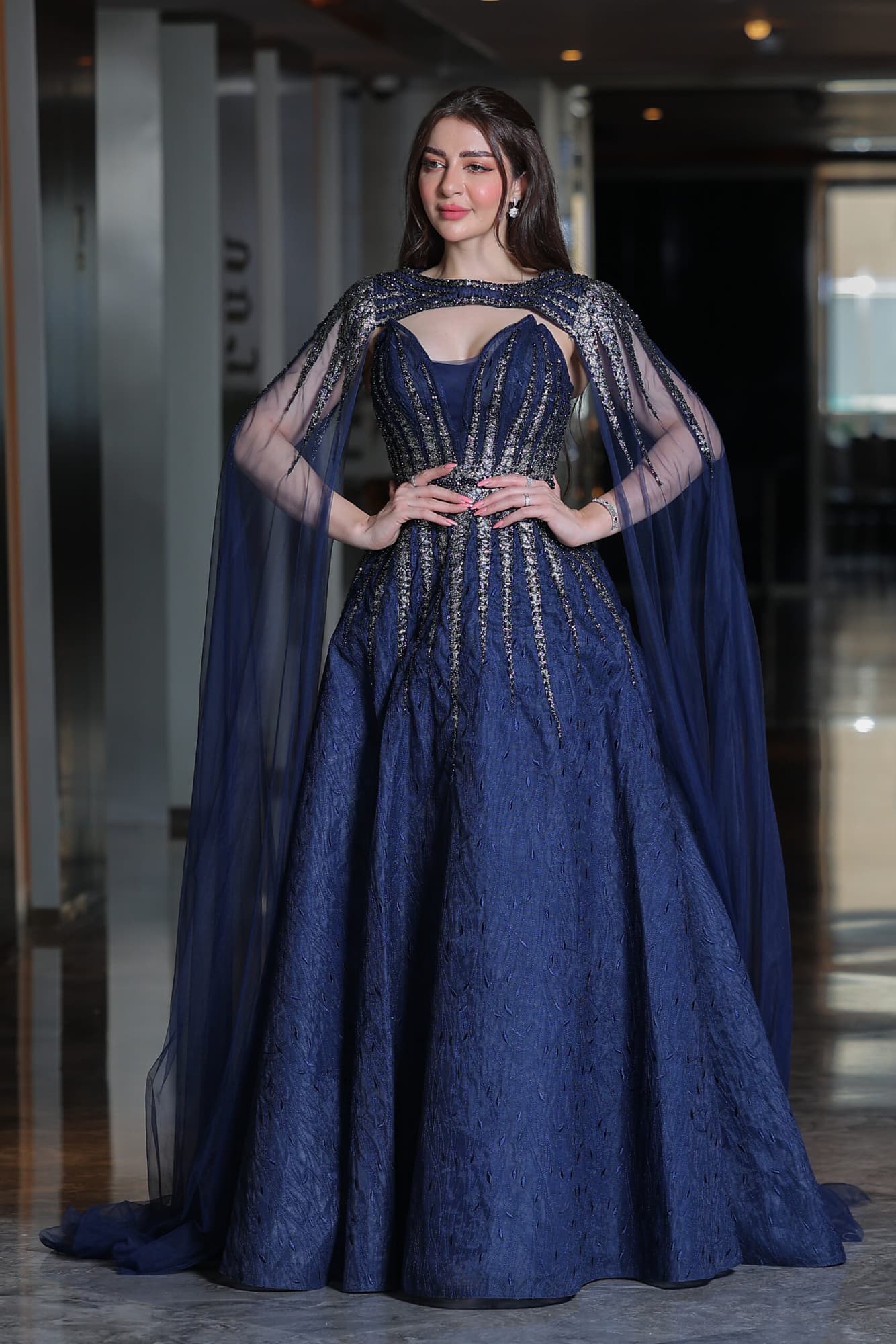 فستان سهره توب بديزاين لامع واكمام منسدله