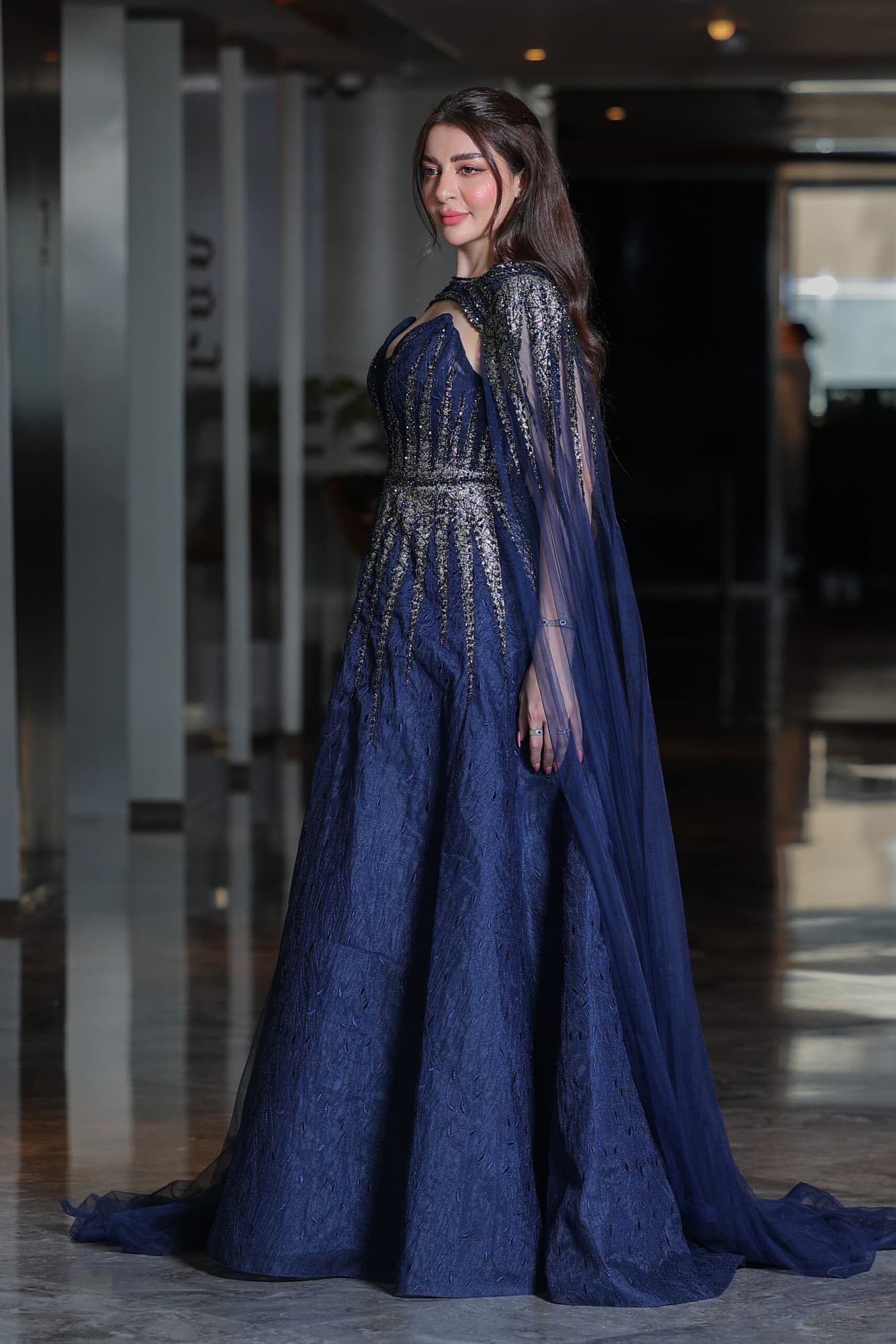 فستان سهره توب بديزاين لامع واكمام منسدله