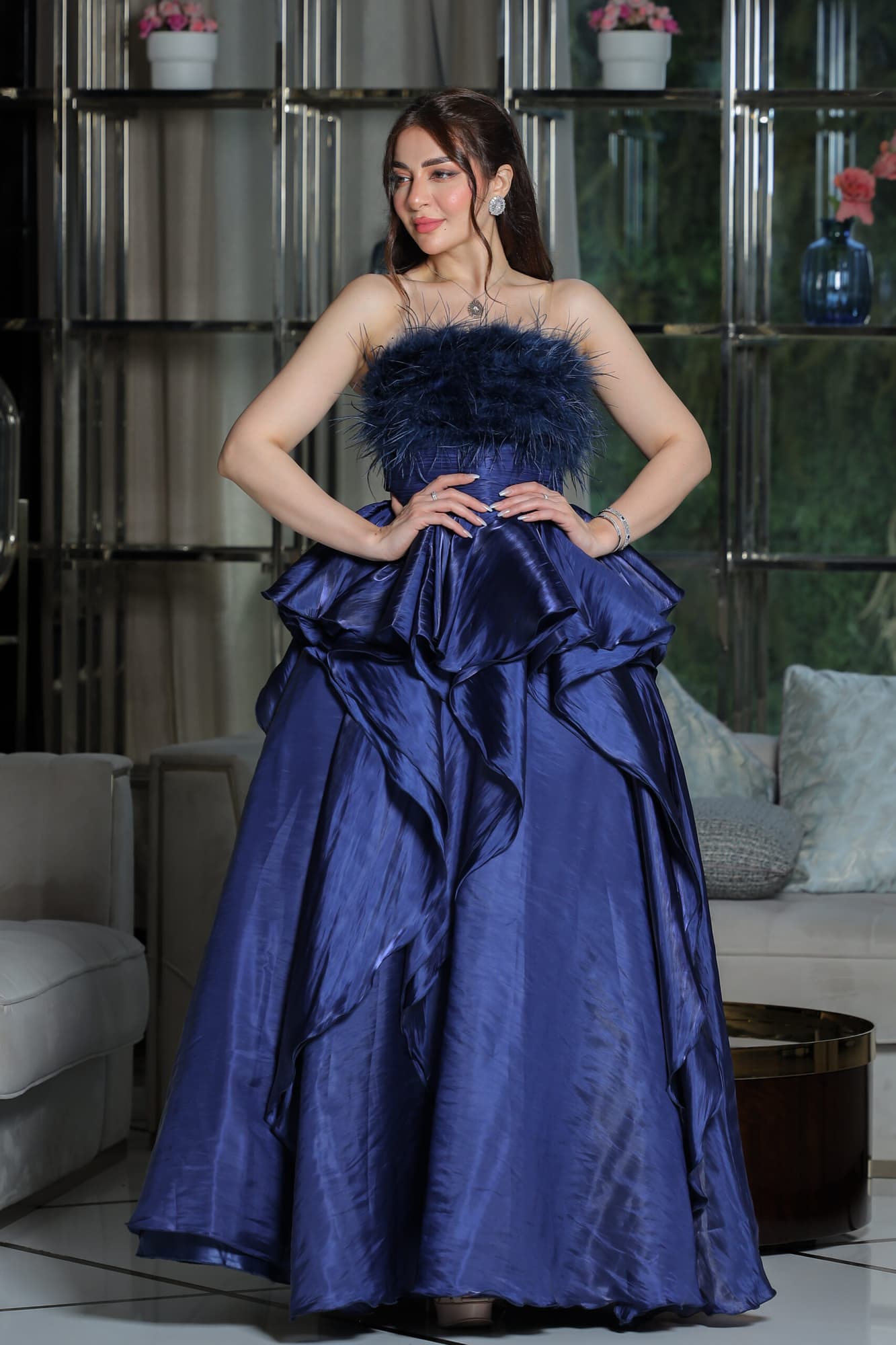 فستان سهره ساتان بقصة صدر ريش وطبقات من الخصر