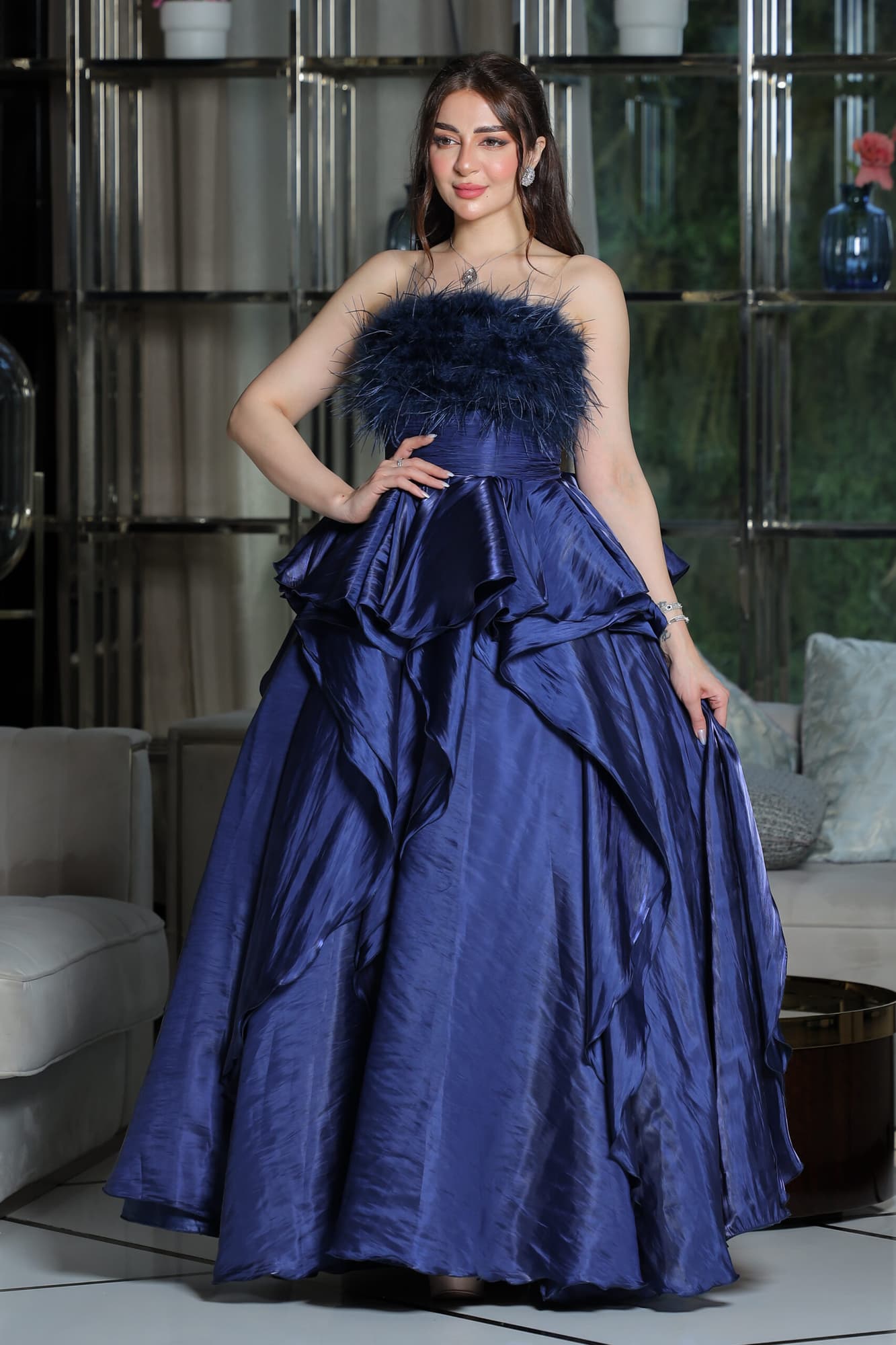 فستان سهره ساتان بقصة صدر ريش وطبقات من الخصر