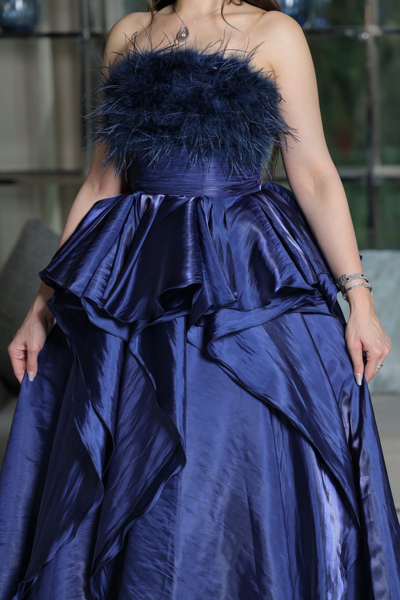 فستان سهره ساتان بقصة صدر ريش وطبقات من الخصر