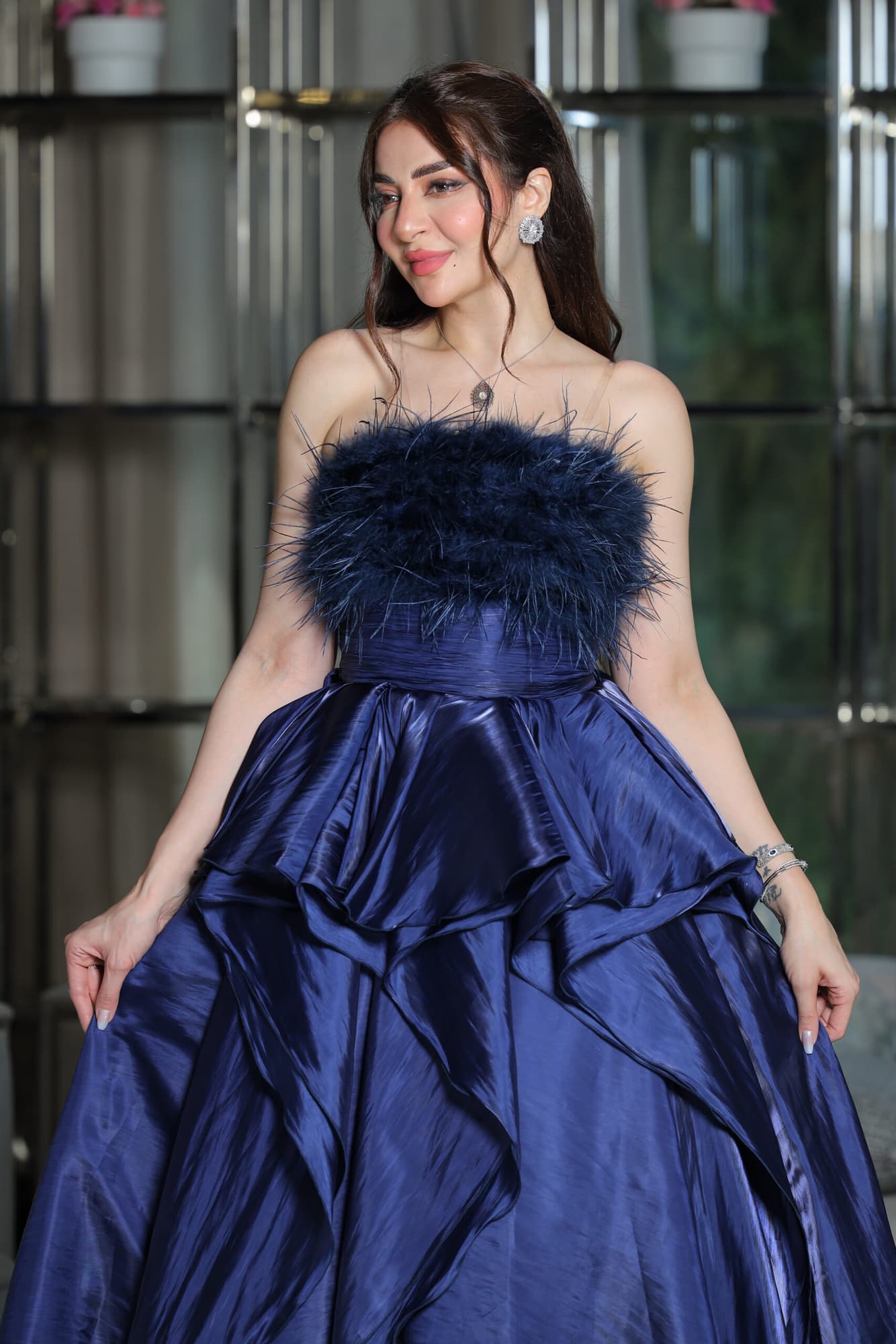 فستان سهره ساتان بقصة صدر ريش وطبقات من الخصر