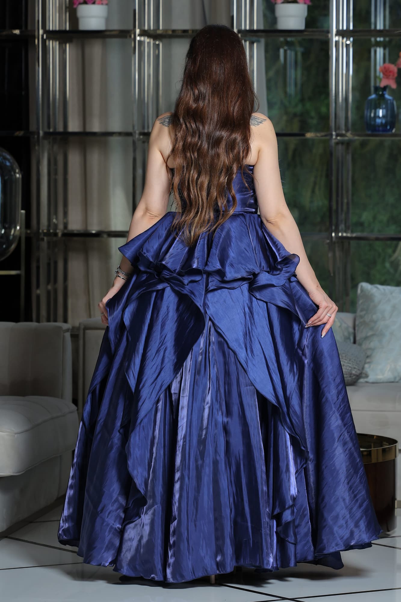 فستان سهره ساتان بقصة صدر ريش وطبقات من الخصر