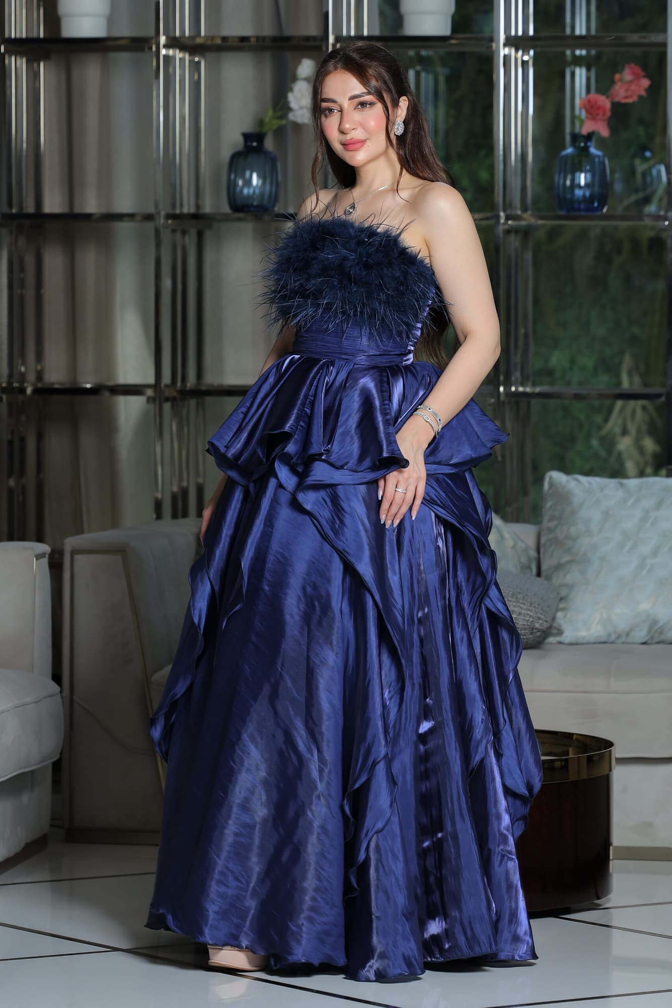 فستان سهره ساتان بقصة صدر ريش وطبقات من الخصر