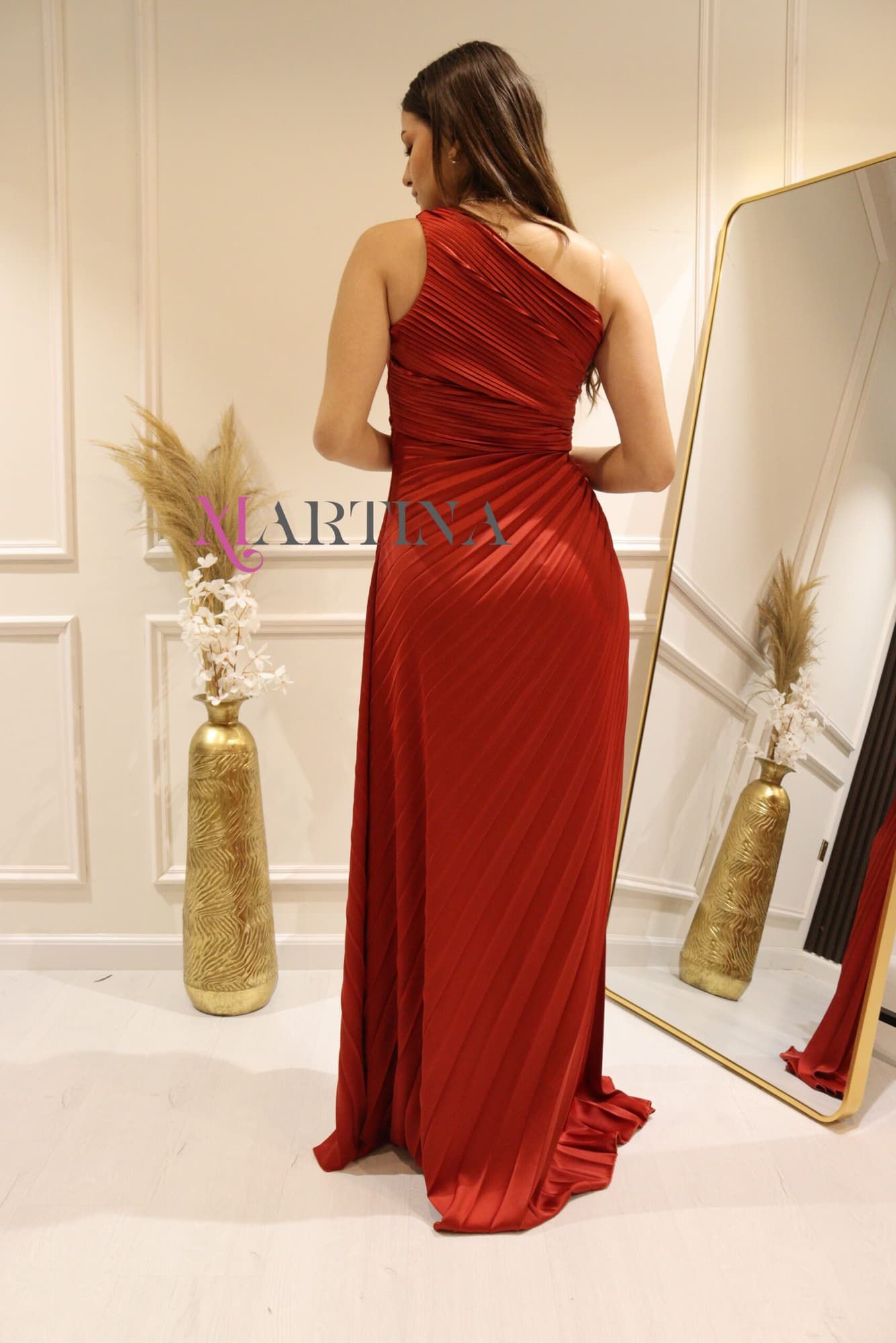 فستان ساتان كسر بكريستال على الجنب