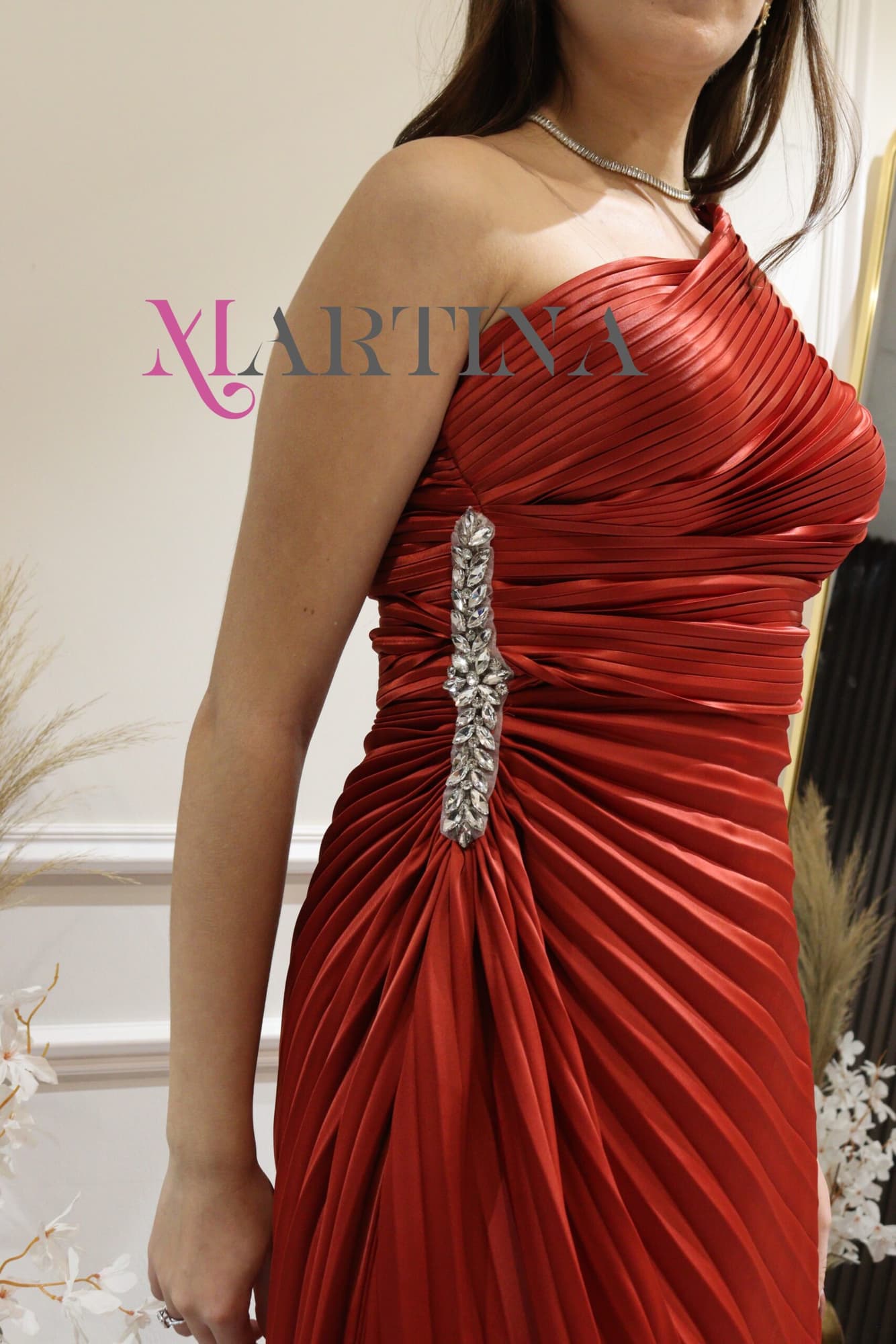 فستان ساتان كسر بكريستال على الجنب