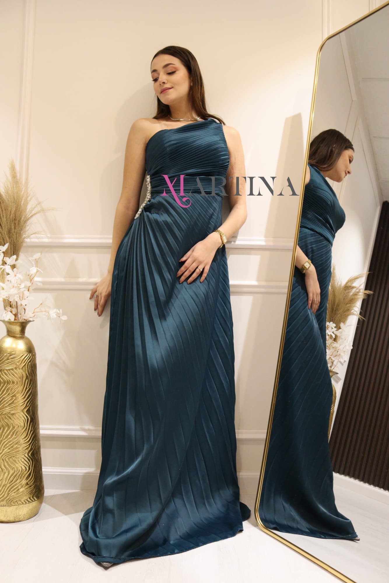 فستان ساتان كسر بكريستال على الجنب