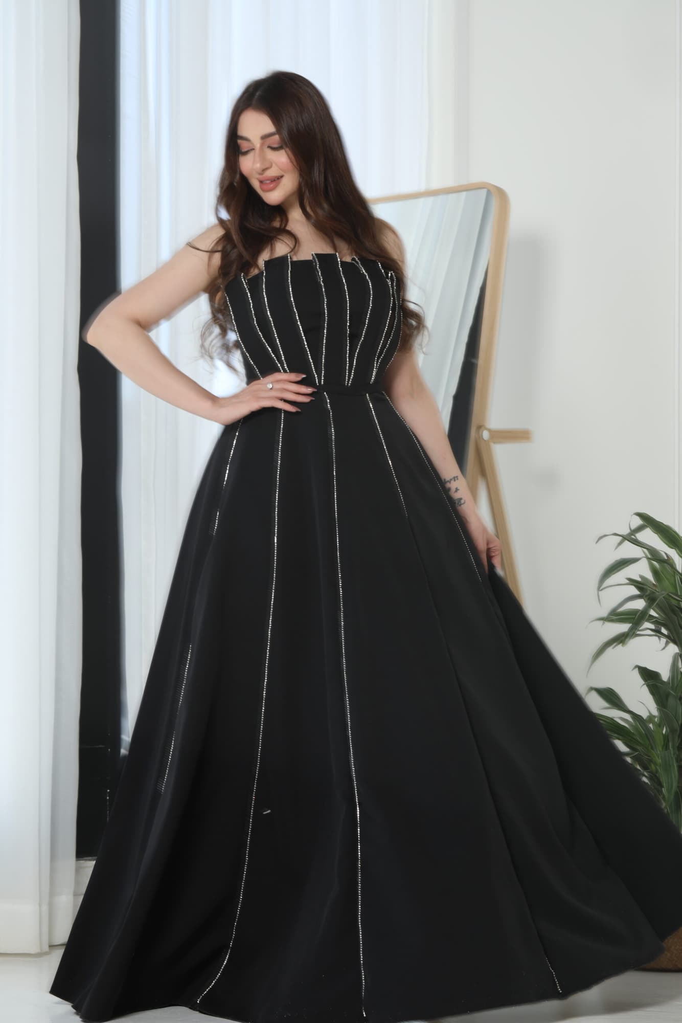 فستان اسود كريب بفصوص ناعمه