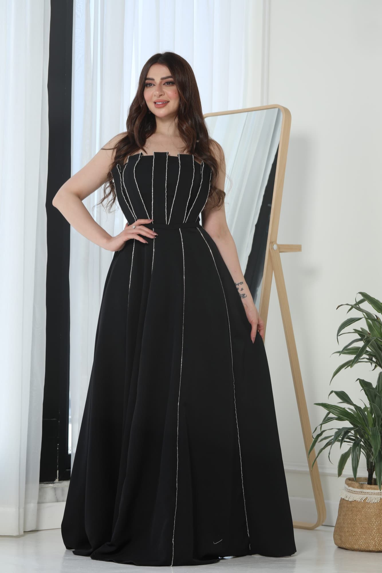 فستان اسود كريب بفصوص ناعمه