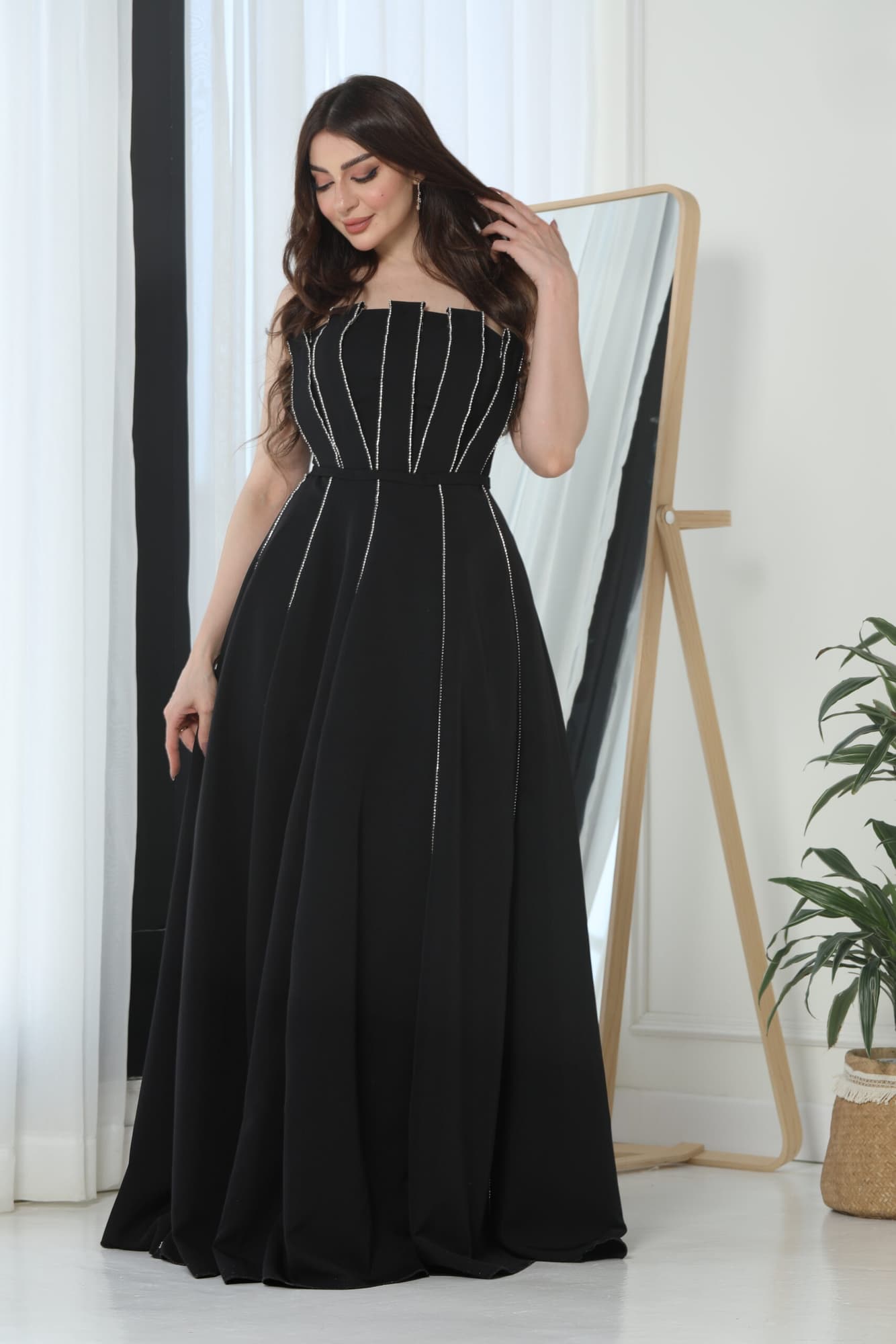 فستان اسود كريب بفصوص ناعمه