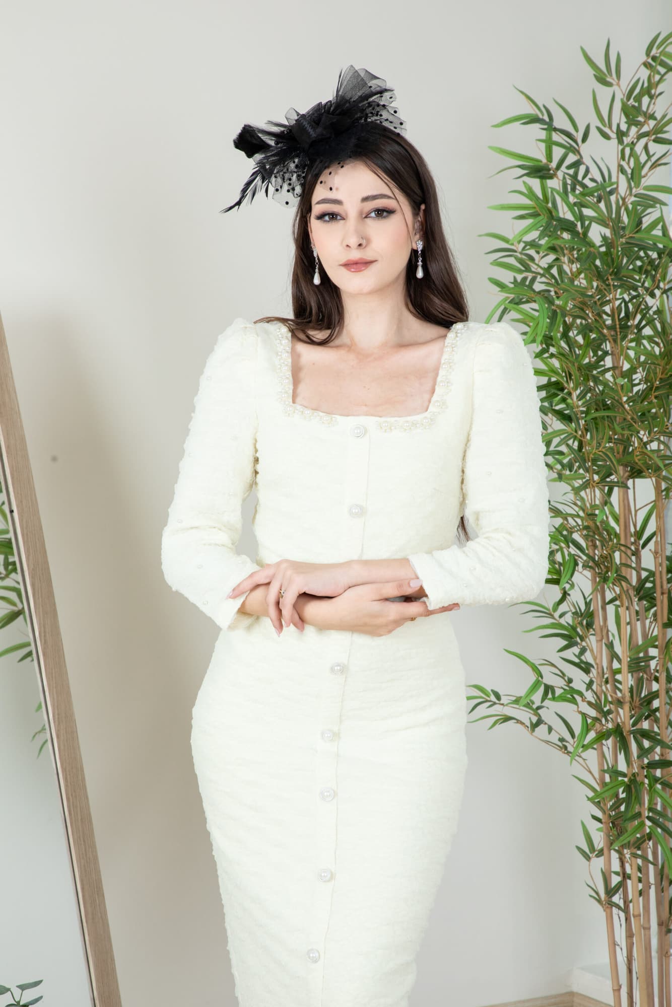 فستان شتوي ماسك بقصة عنق مزينة بلؤلؤ