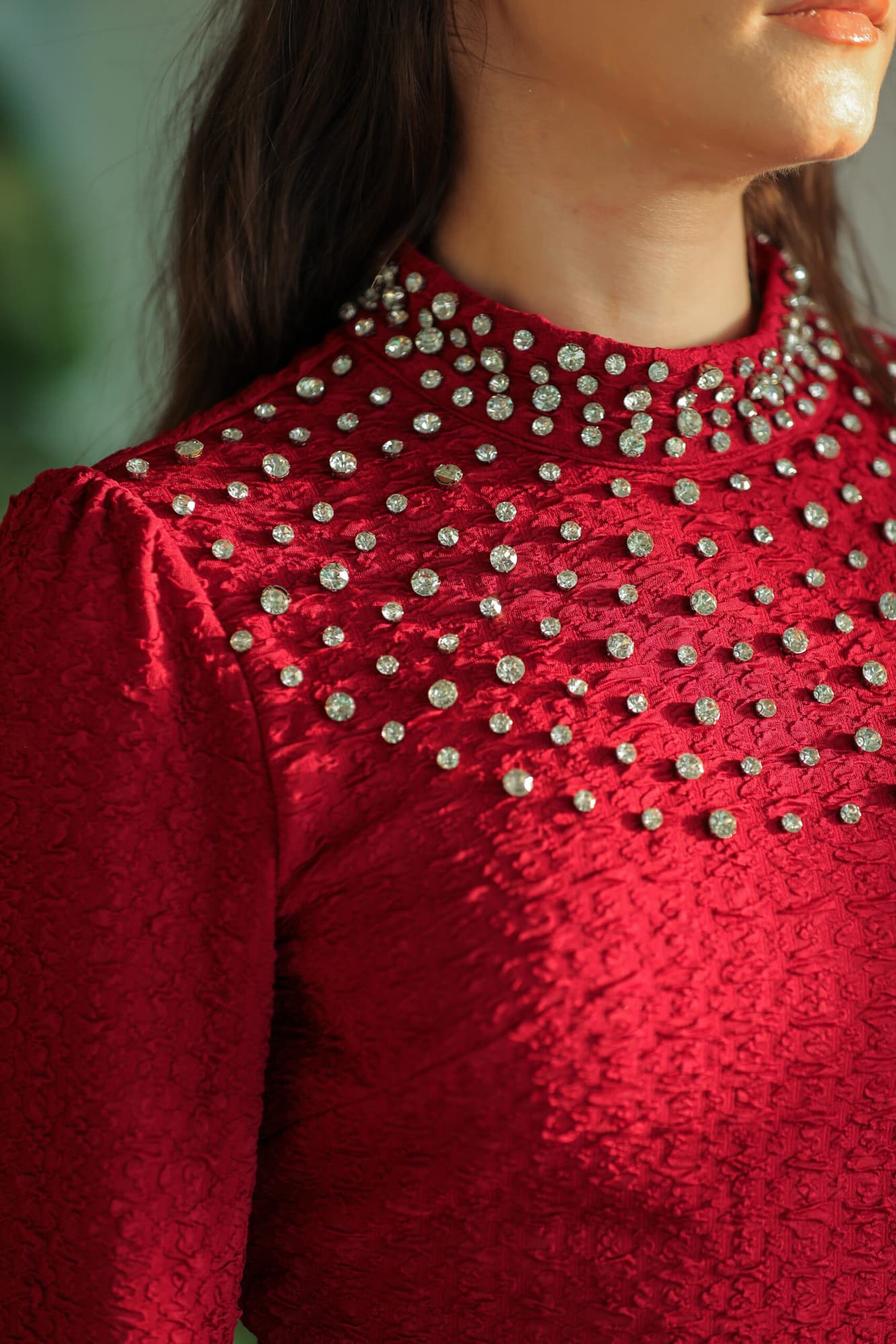 فستان ماسك بقصة عنق مزين بكريستال احمر