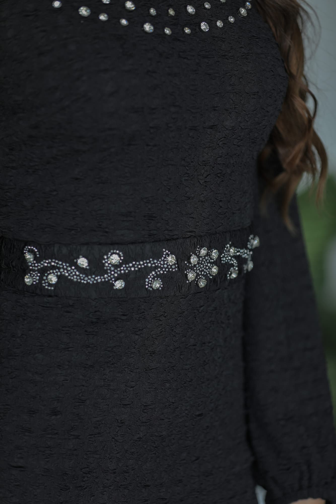 فستان ماسك بقصة عنق مزين بكريستال