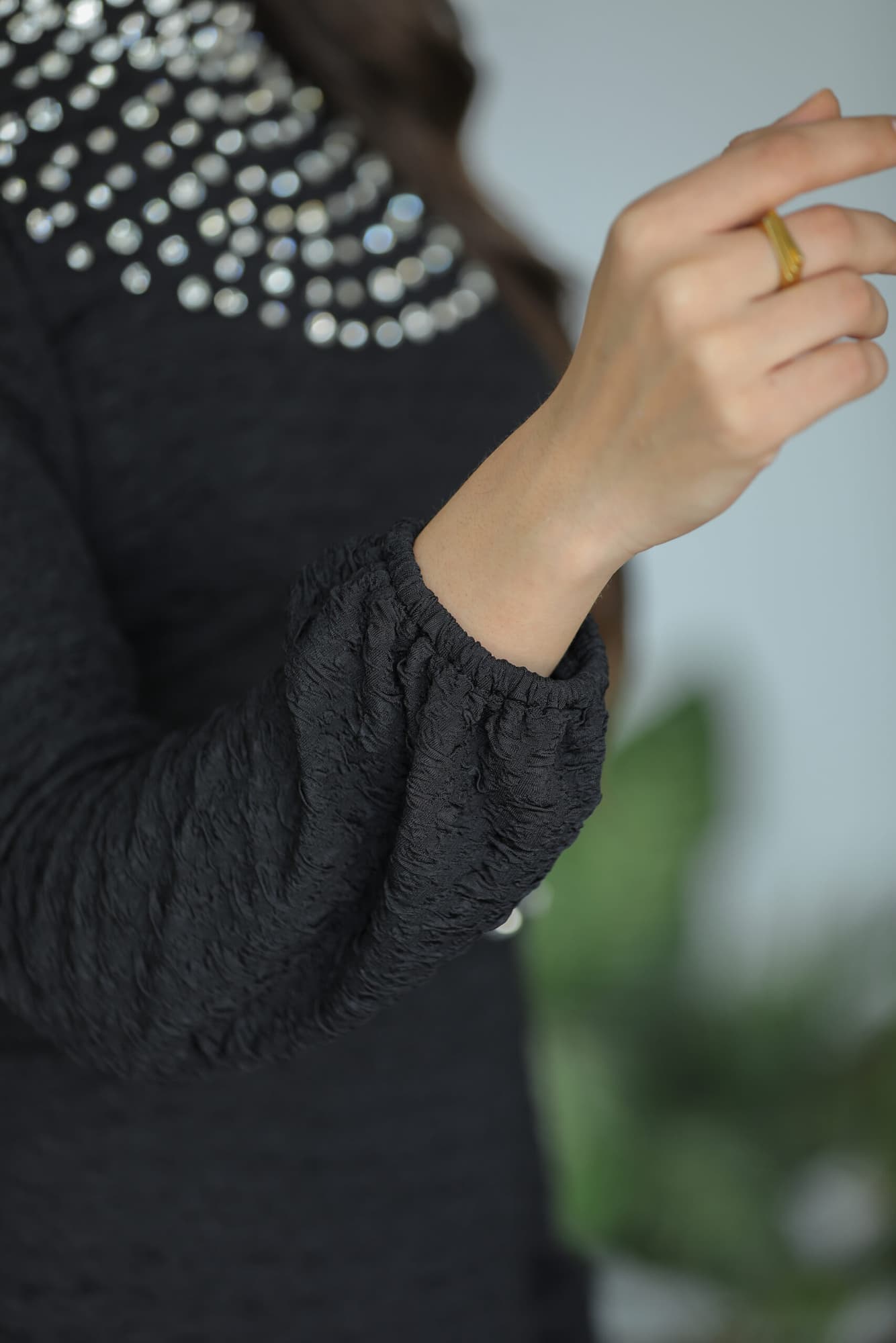 فستان ماسك بقصة عنق مزين بكريستال