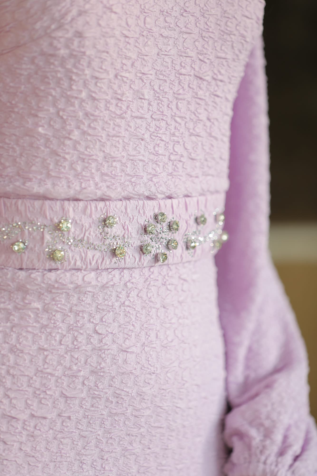 فستان ماسك بقصة عنق مزين بكريستال