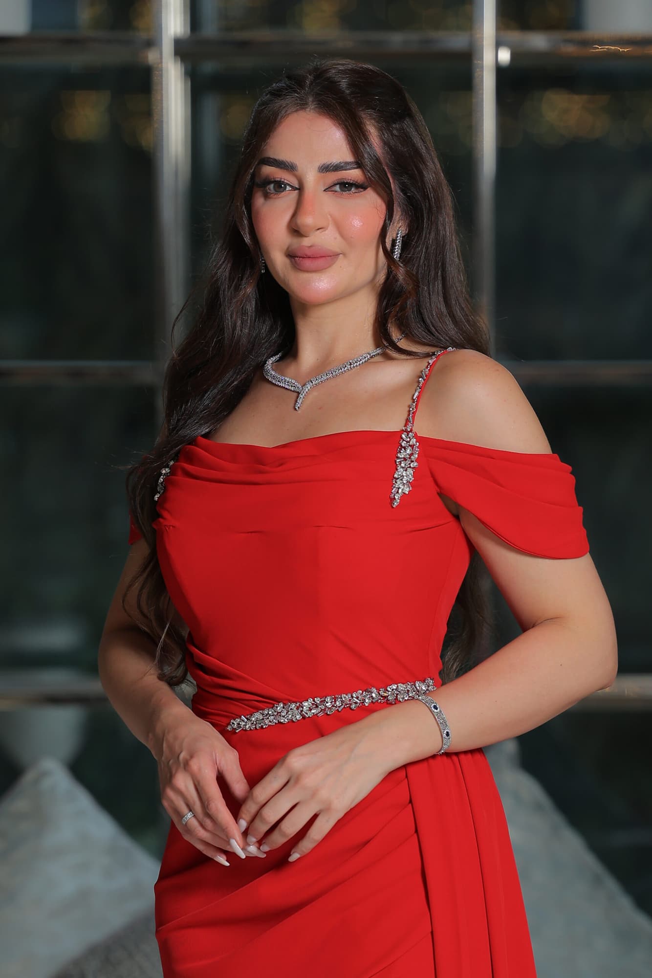 فستان سهرة بتطريز ناعم وذيل جانبي