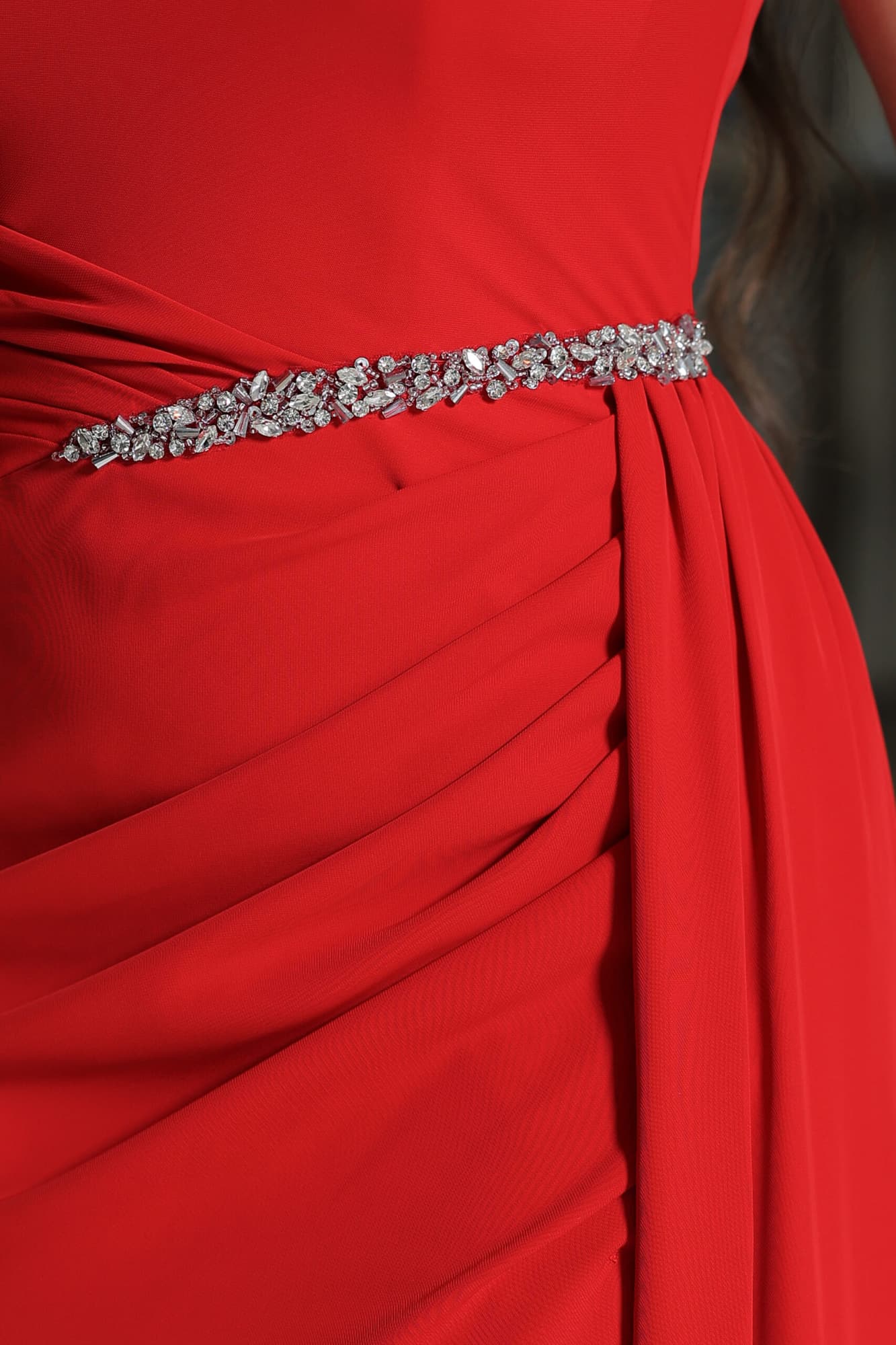 فستان سهرة بتطريز ناعم وذيل جانبي