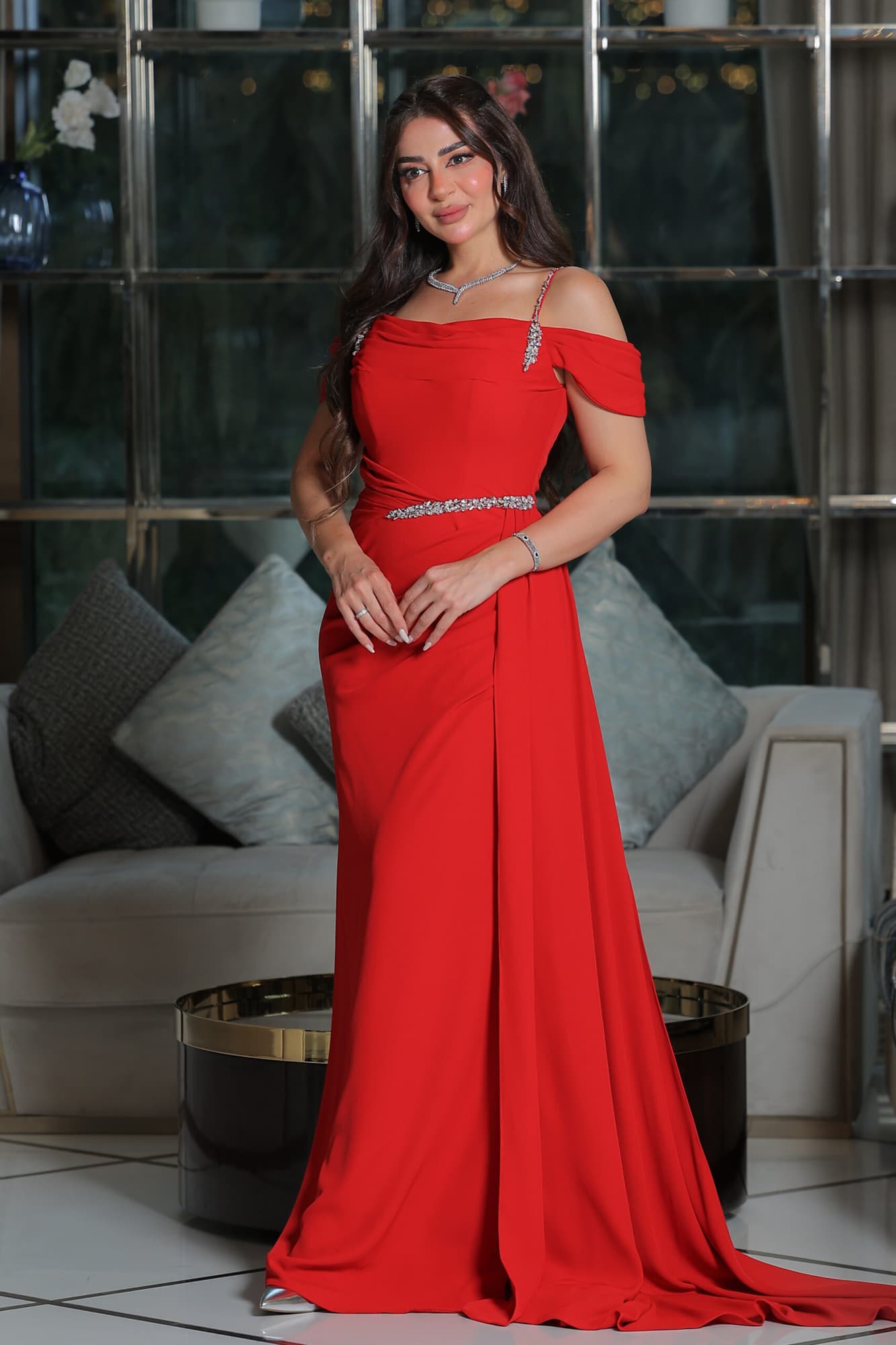 فستان سهرة بتطريز ناعم وذيل جانبي