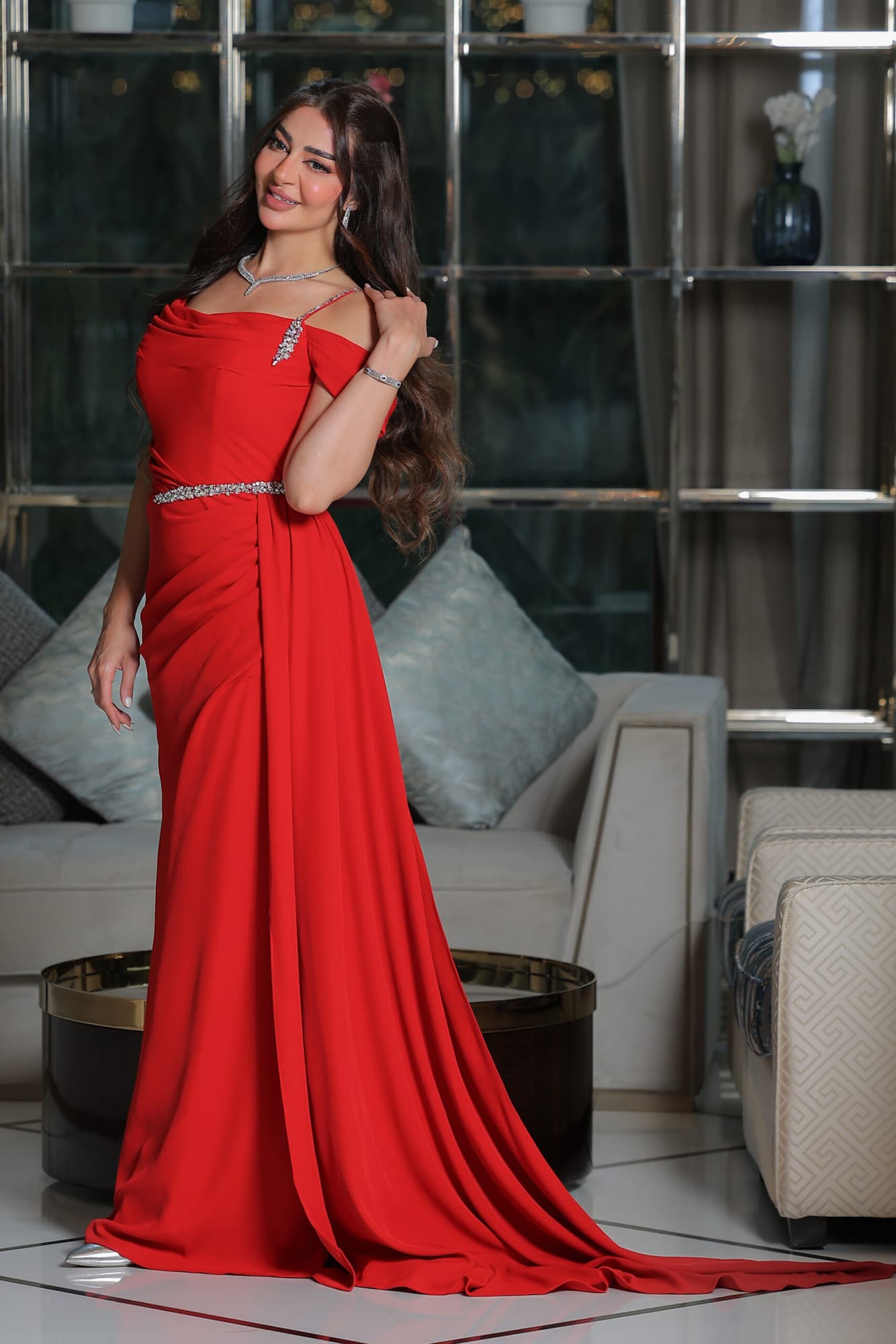 فستان سهرة بتطريز ناعم وذيل جانبي