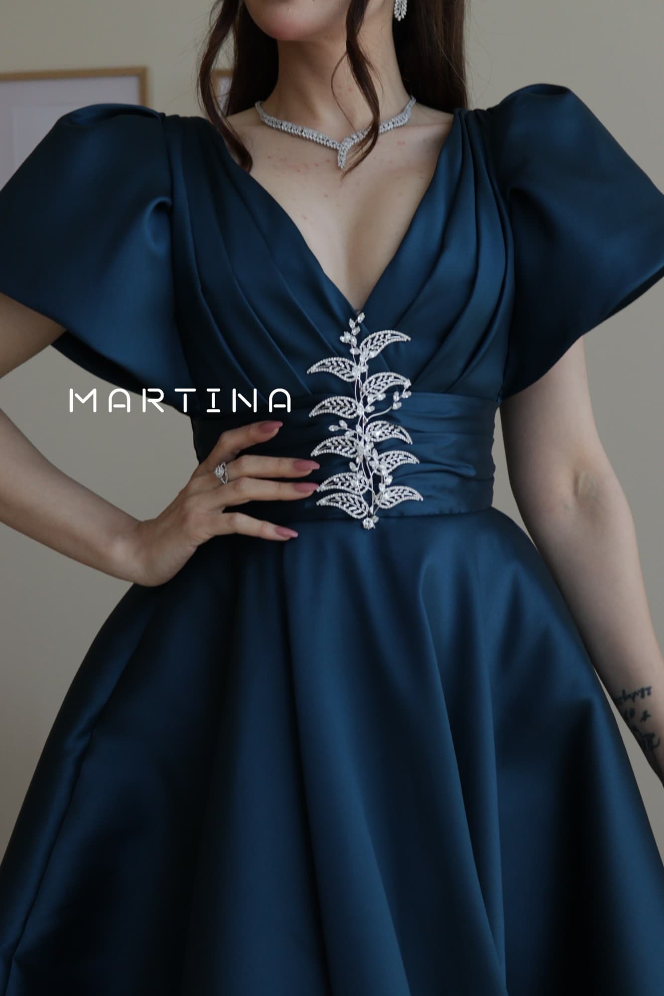 فستان فخم بلون ملكي مرصع بكرستال عند الخصر تركواز